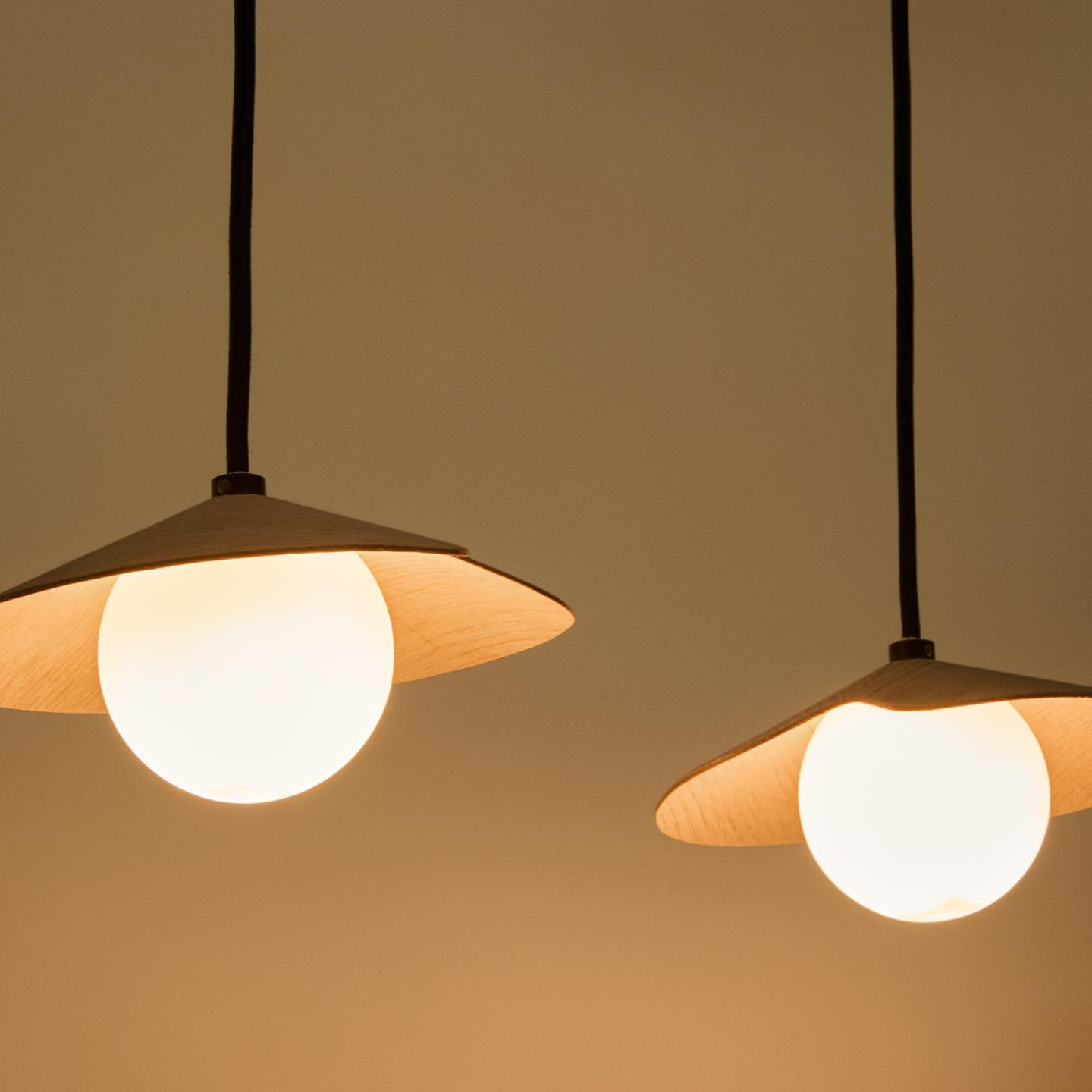 Kave Home Hanglamp 'Wilara' Eiken en glas, 3-lamps