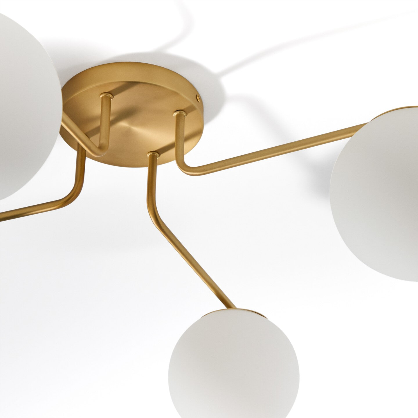 Kave Home Plafondlamp 'Brisia' Glas en messing, 4-lamps