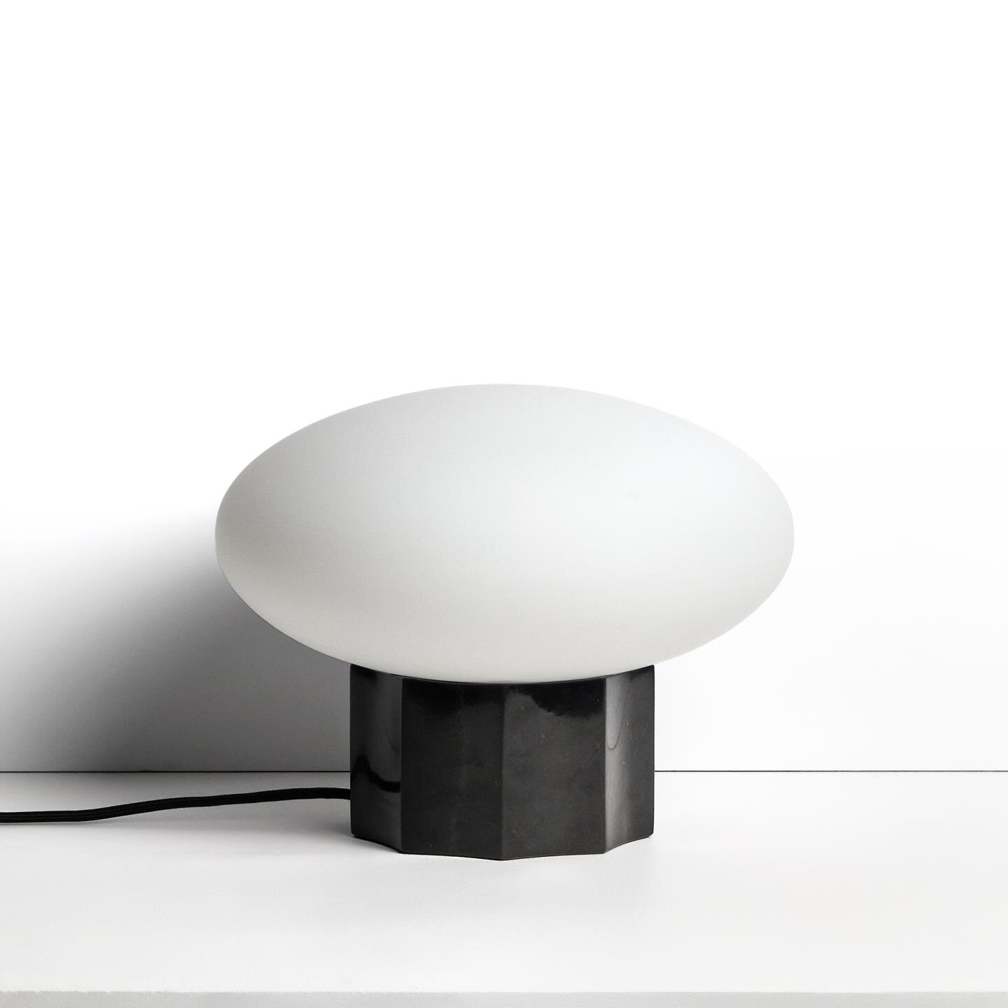 Kave Home Tafellamp 'Idela' Glas en marmer, Ø26cm