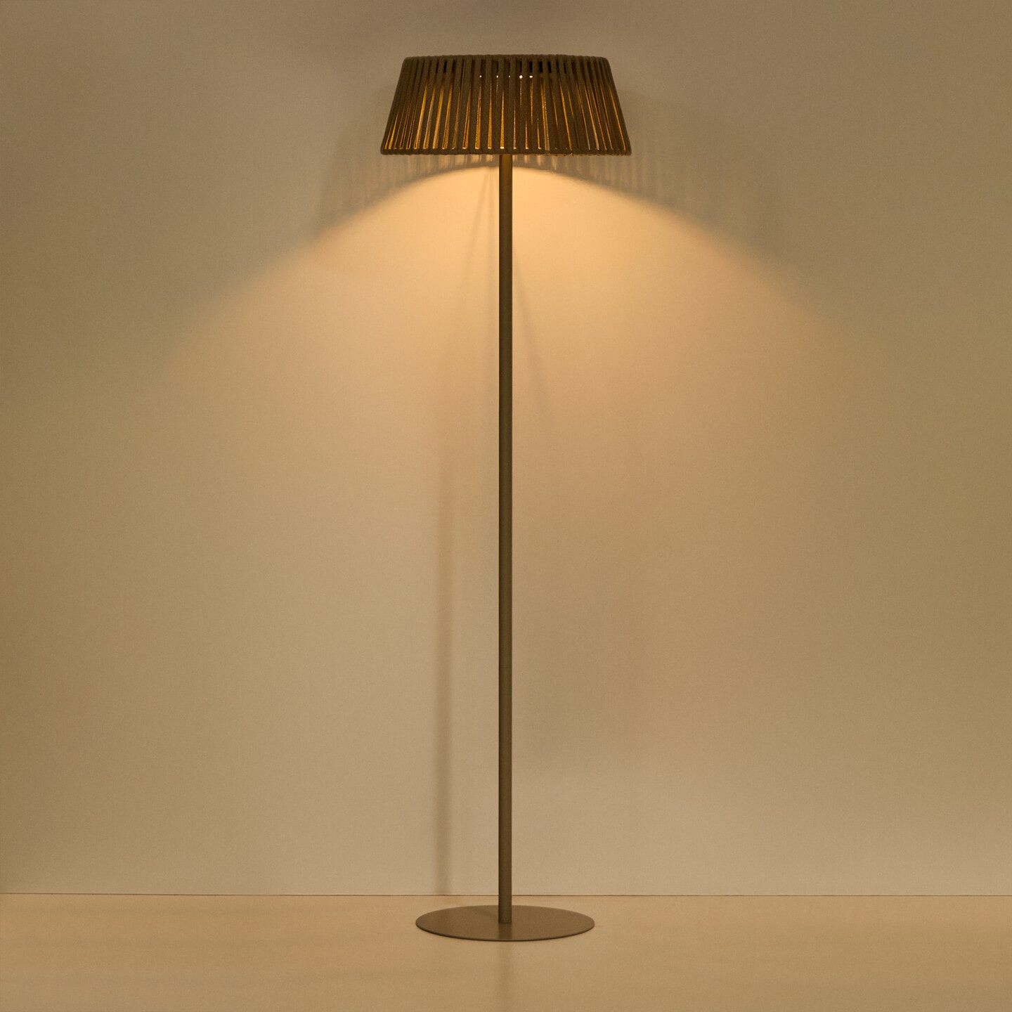 Kave Home Vloerlamp 'Aldet' Op zonne-energie, Plat Geweven touw