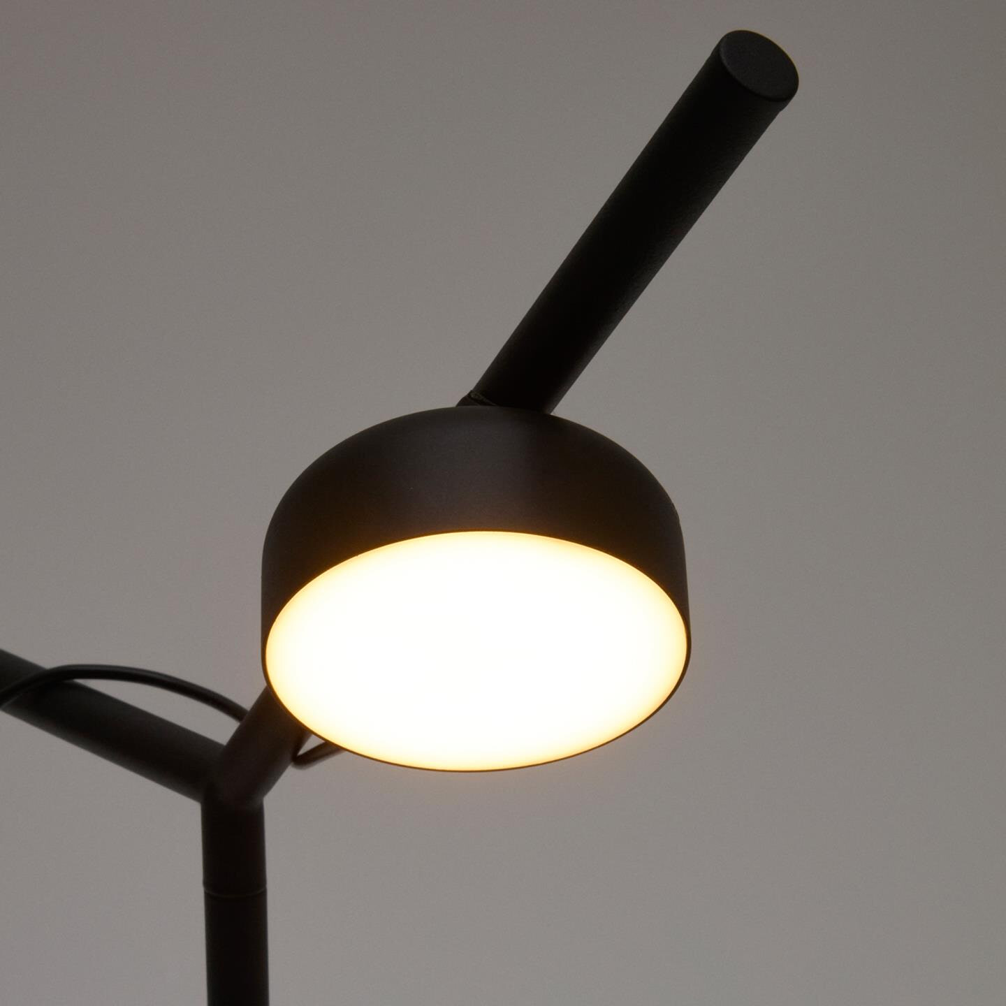 Kave Home Tafellamp 'Orey' Met verstelbare spot, kleur Zwart