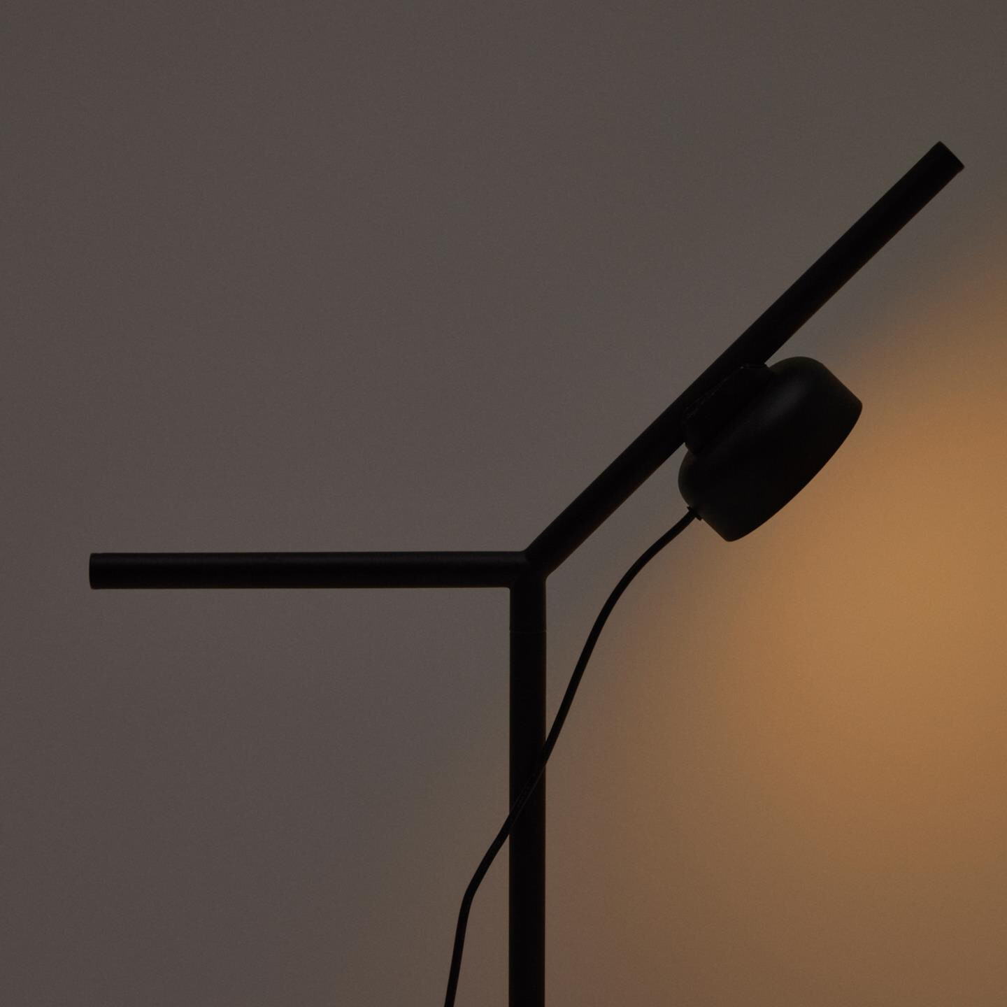 Kave Home Tafellamp 'Orey' Met verstelbare spot, kleur Zwart