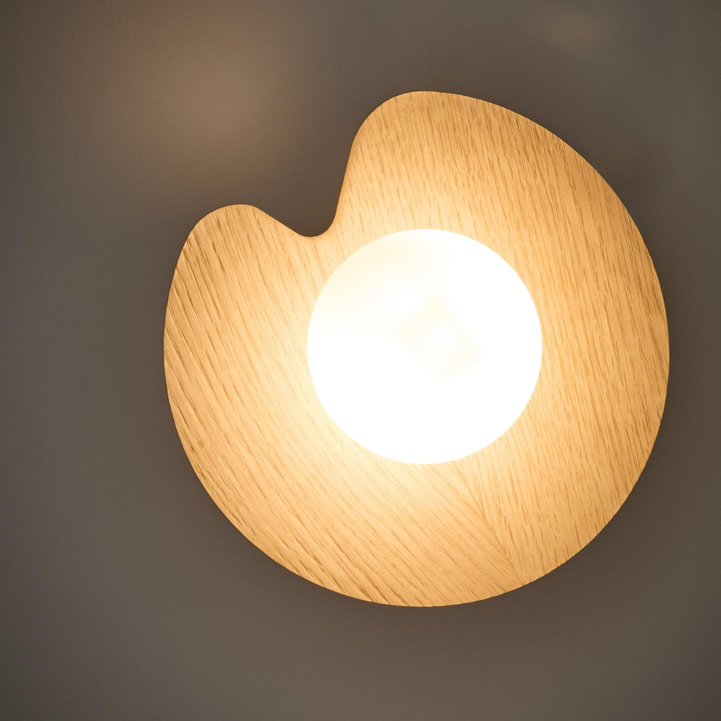Kave Home Wandlamp 'Wilara' Eiken en glas