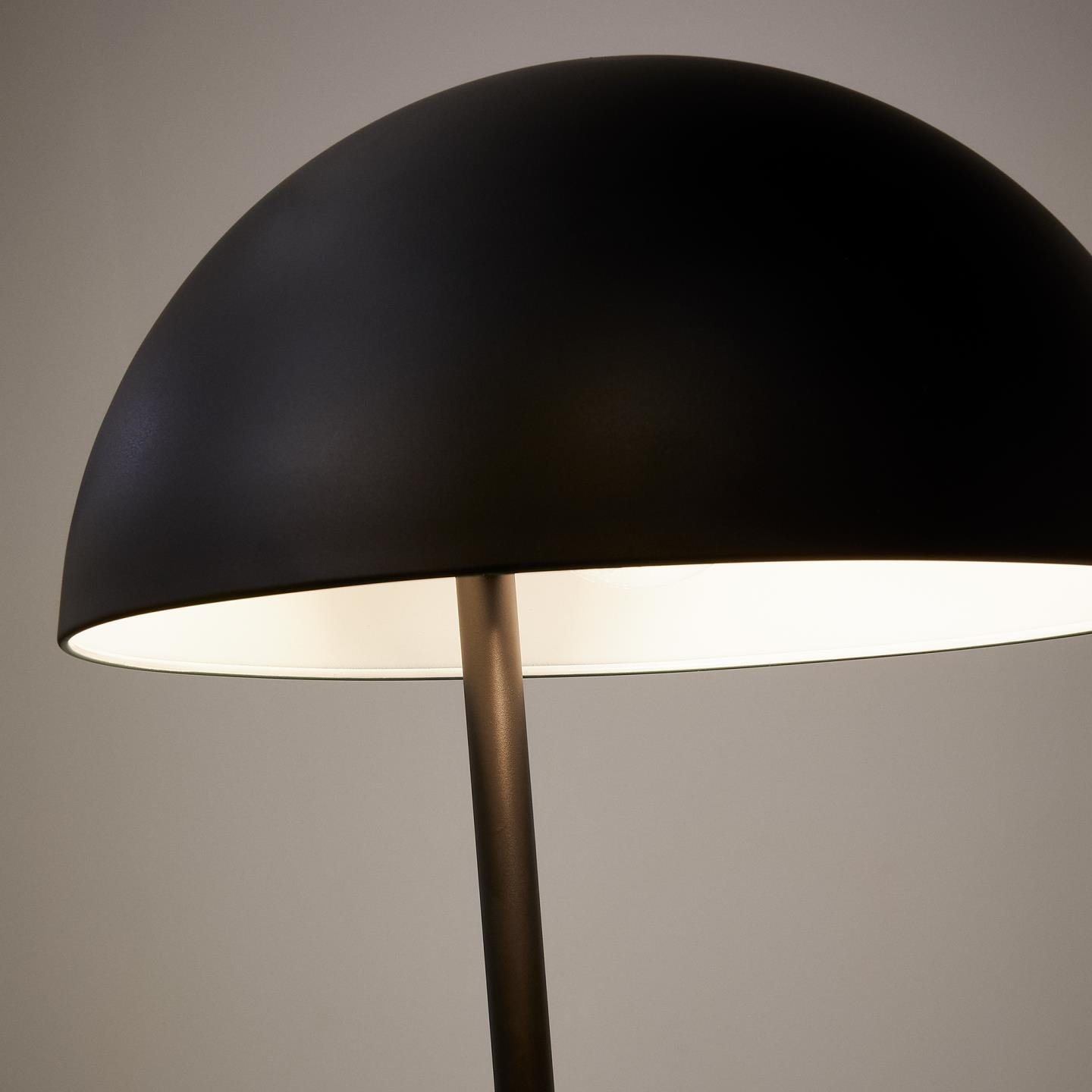 Kave Home Vloerlamp 'Catlar' Essenhout en metaal, kleur Zwart