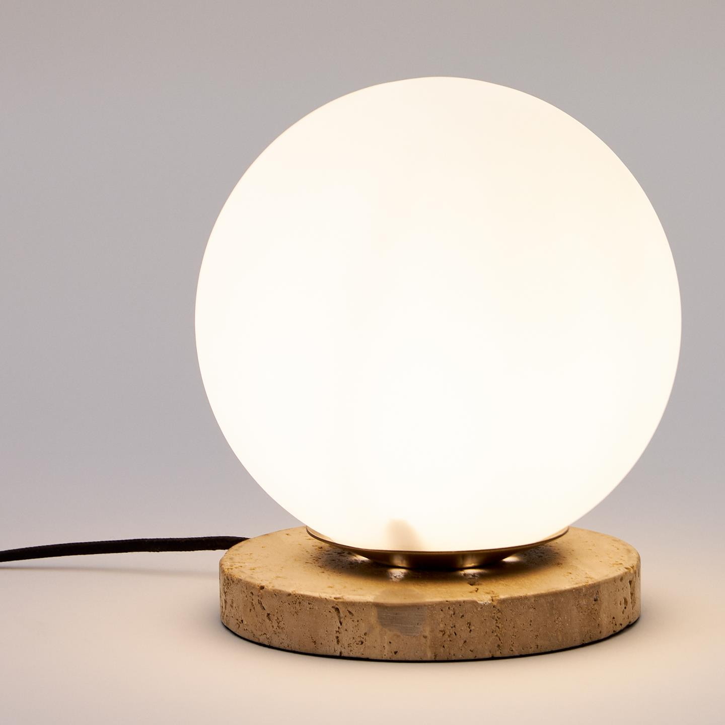 Kave Home Tafellamp 'Malachi' Travertin en glas