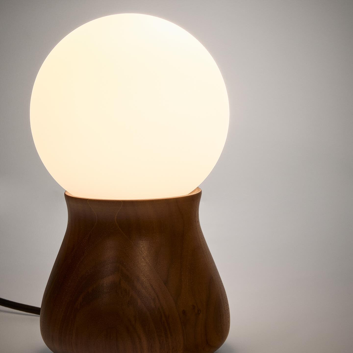 Kave Home Tafellamp 'Okeni' Notenhout en glas, 26cm