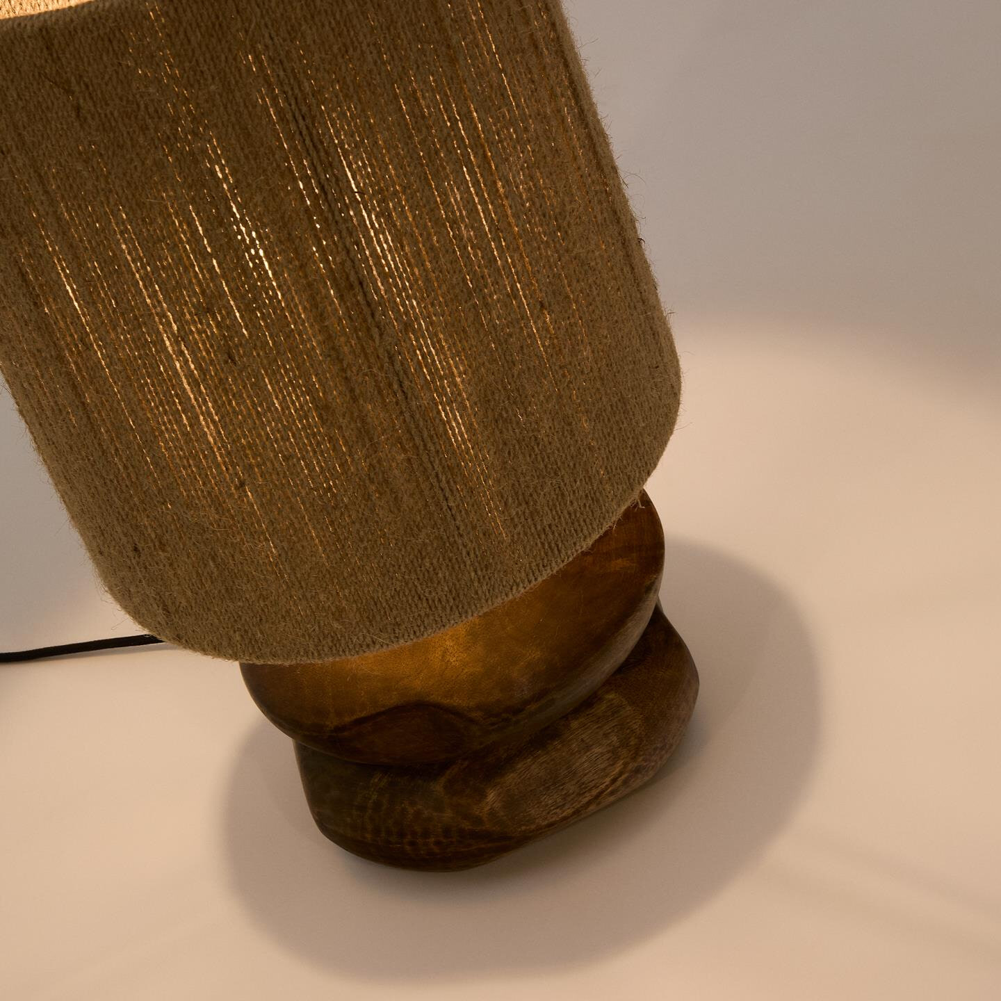 Kave Home Tafellamp 'Kor' Acaciahout en jute, 43cm hoog