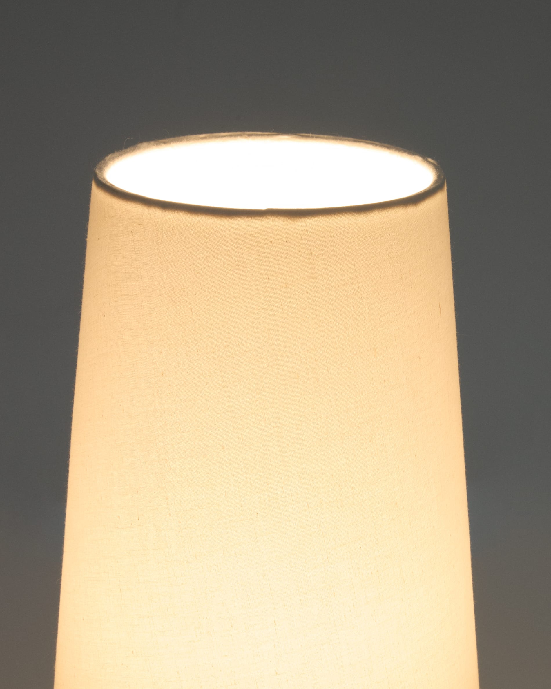 Kave Home Tafellamp 'Amire' Mangohout en stof, 50cm