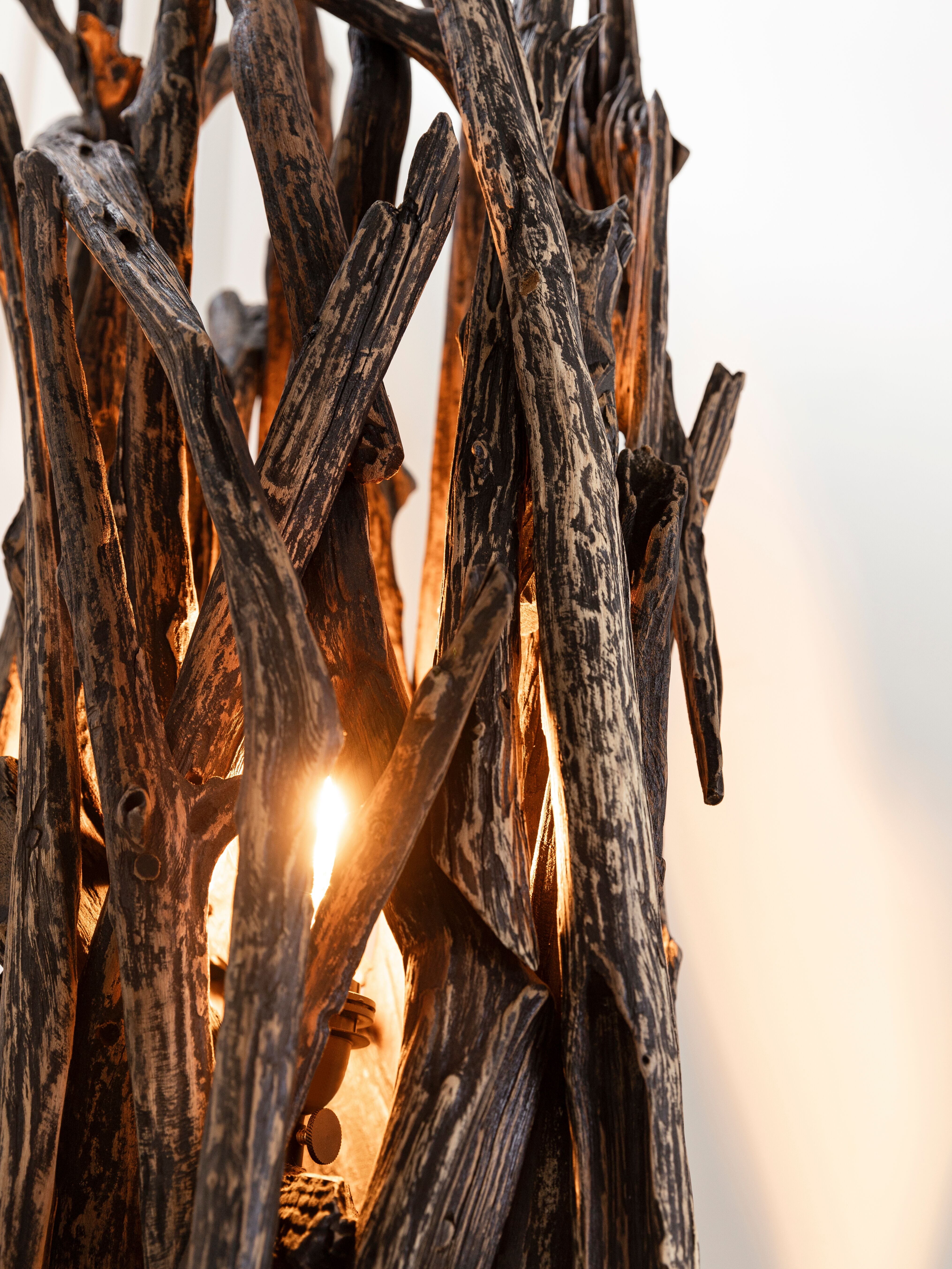 MUST Living Vloerlamp 'Spot' Teakhout, kleur Zwart