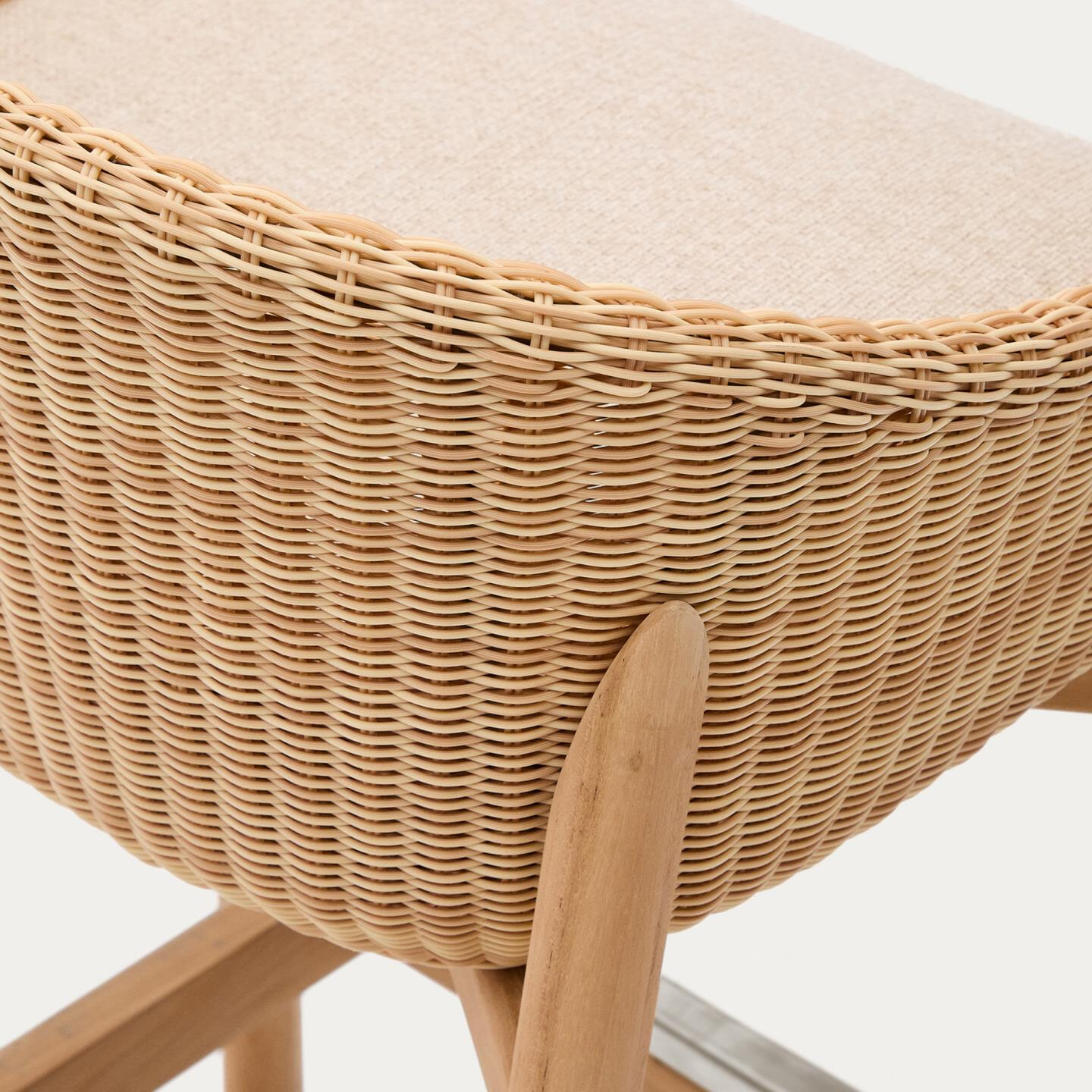Kave Home Outdoor Barkruk 'Galea' Teakhout en rattan (zithoogte 65cm)