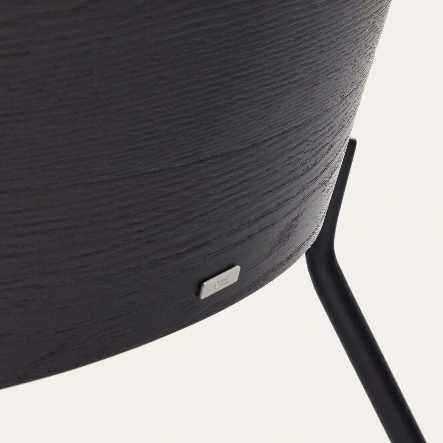 Kave Home Fauteuil 'Eamy' Essenhout, kleur Lichtgrijs/Zwart