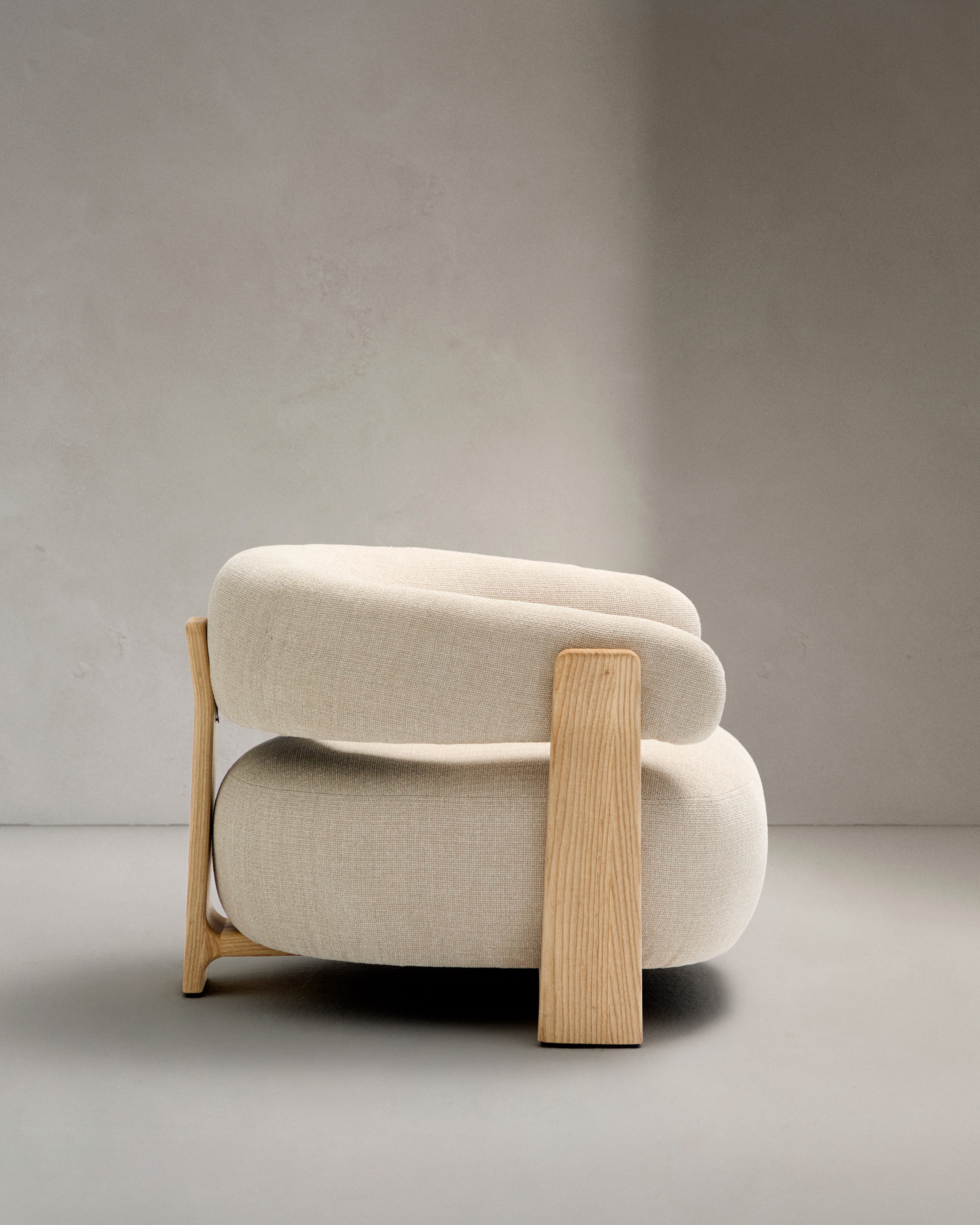 Kave Home Fauteuil 'Granite' Chenille en essenhout, kleur Beige/Naturel