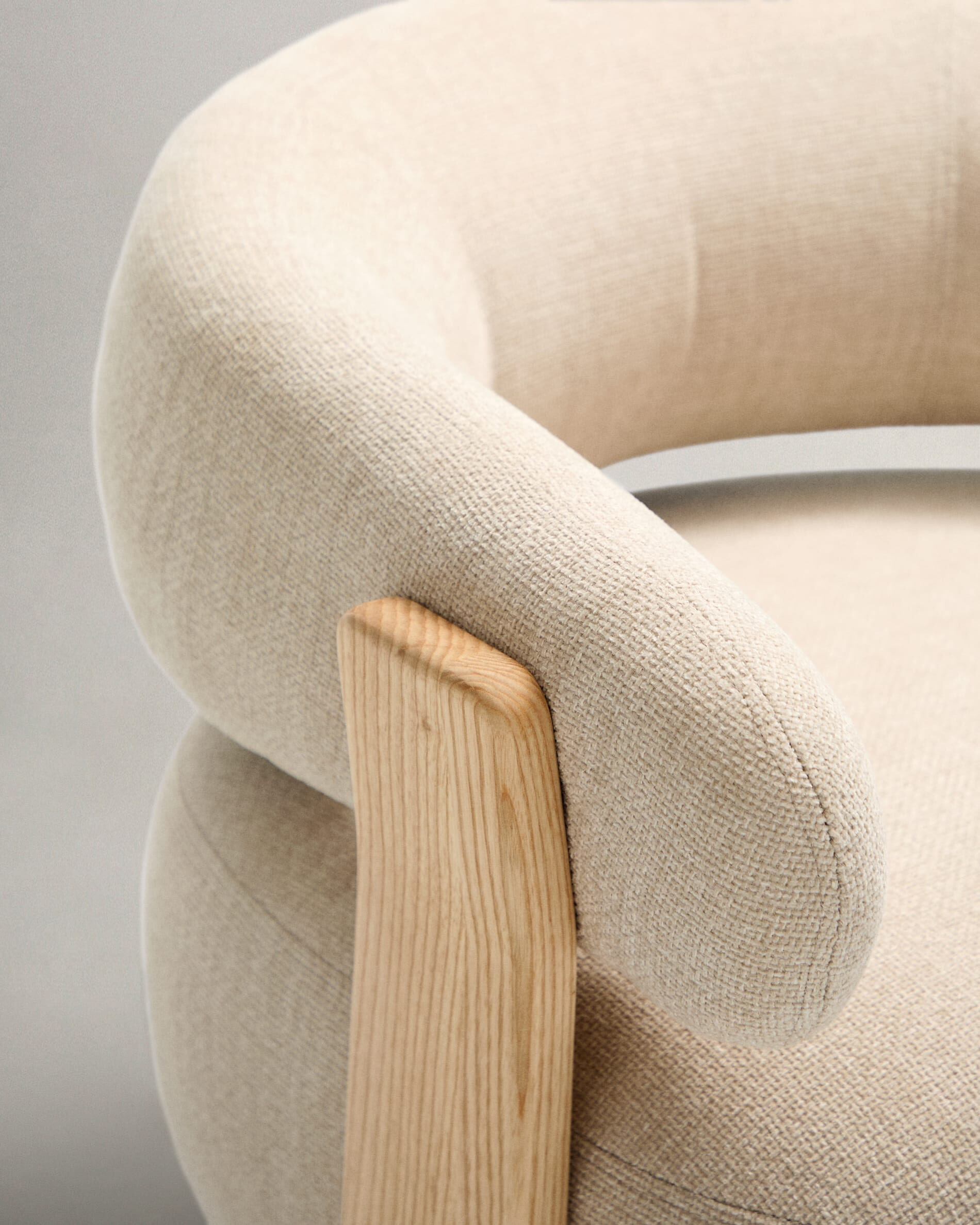 Kave Home Fauteuil 'Granite' Chenille en essenhout, kleur Beige/Naturel