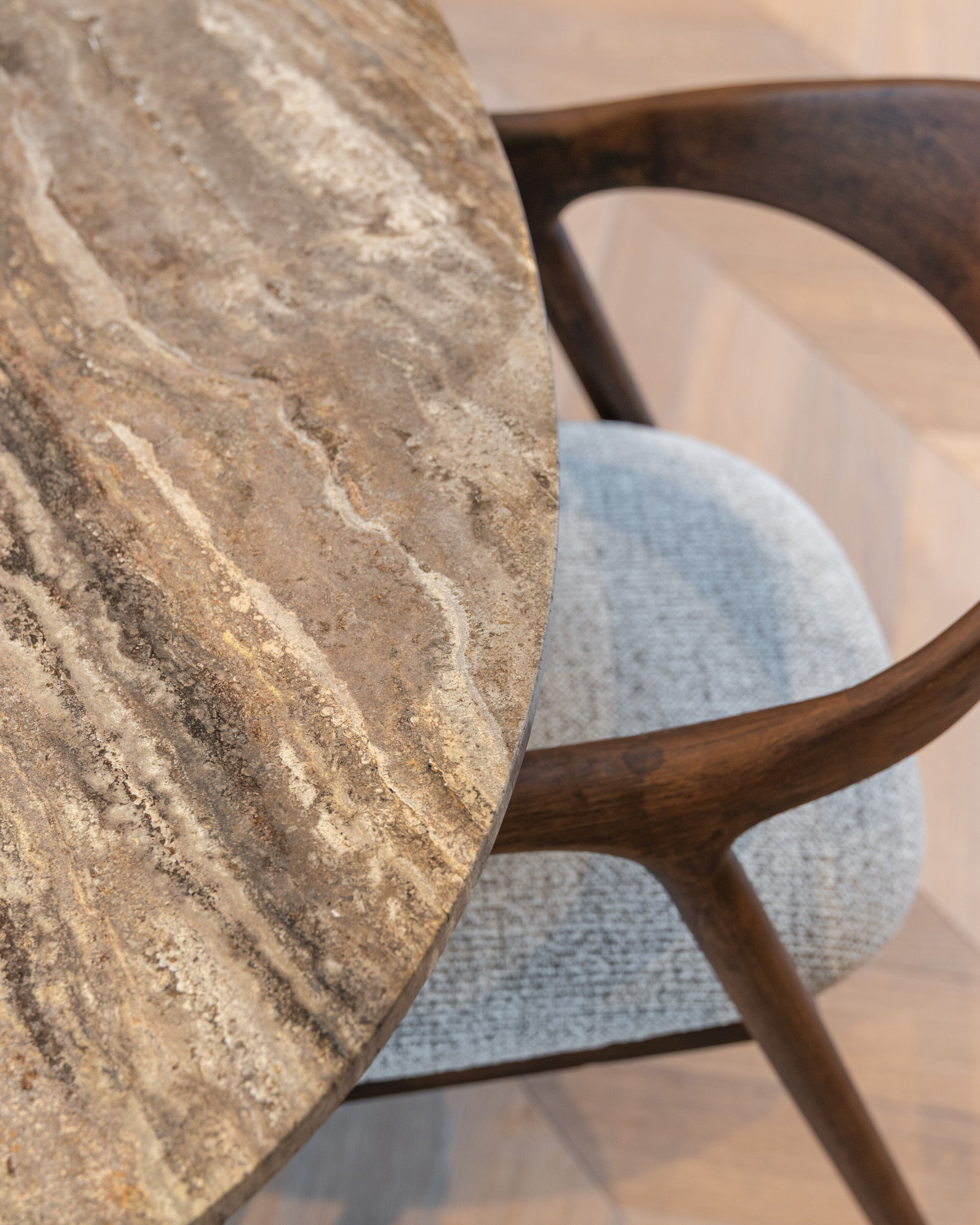 Richmond Ovale Eettafel 'Russo' Travertin en brass, 235 x 110cm