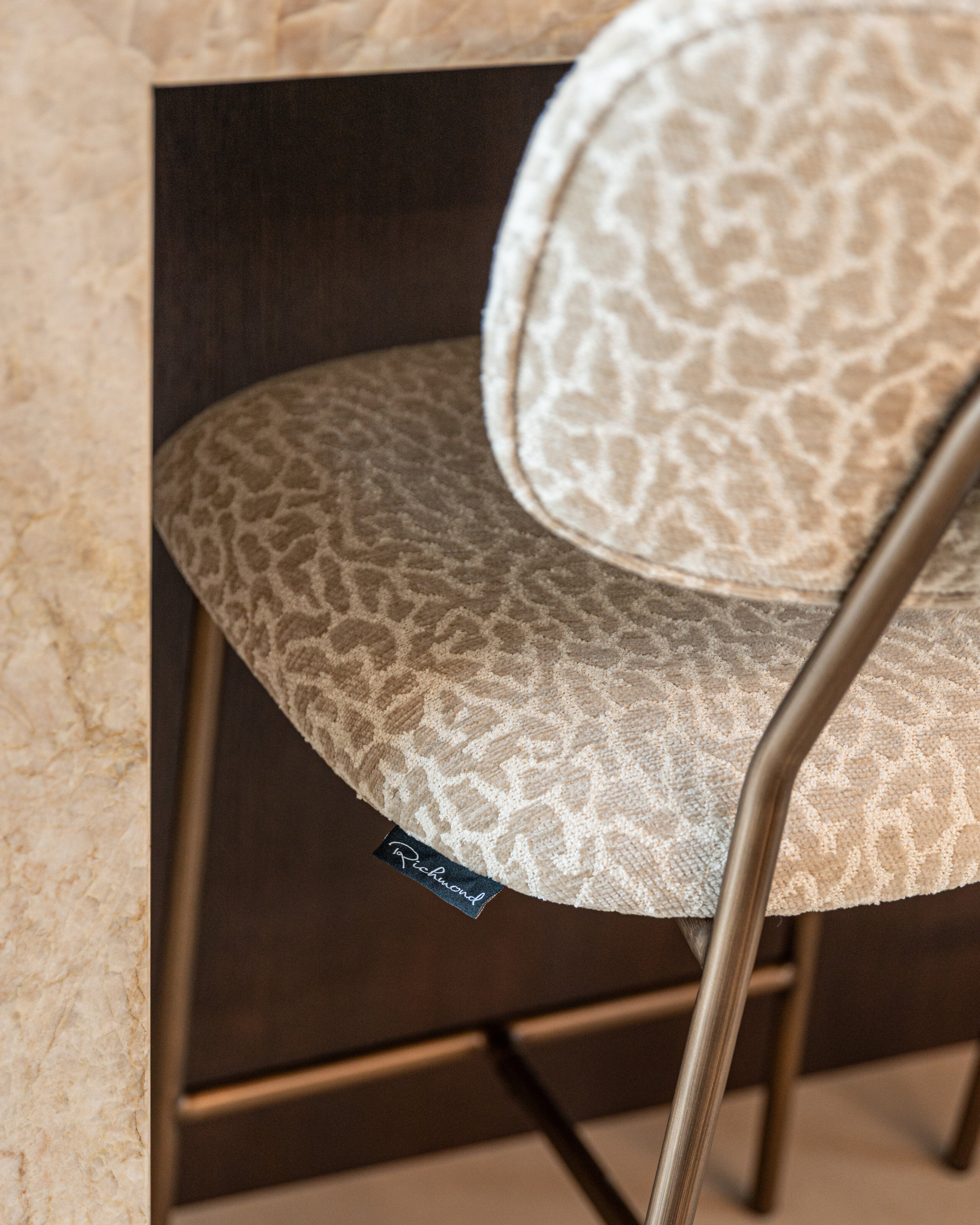 Richmond Barstoel 'Xenia' Leopard stof, kleur Beige (zithoogte 66cm)