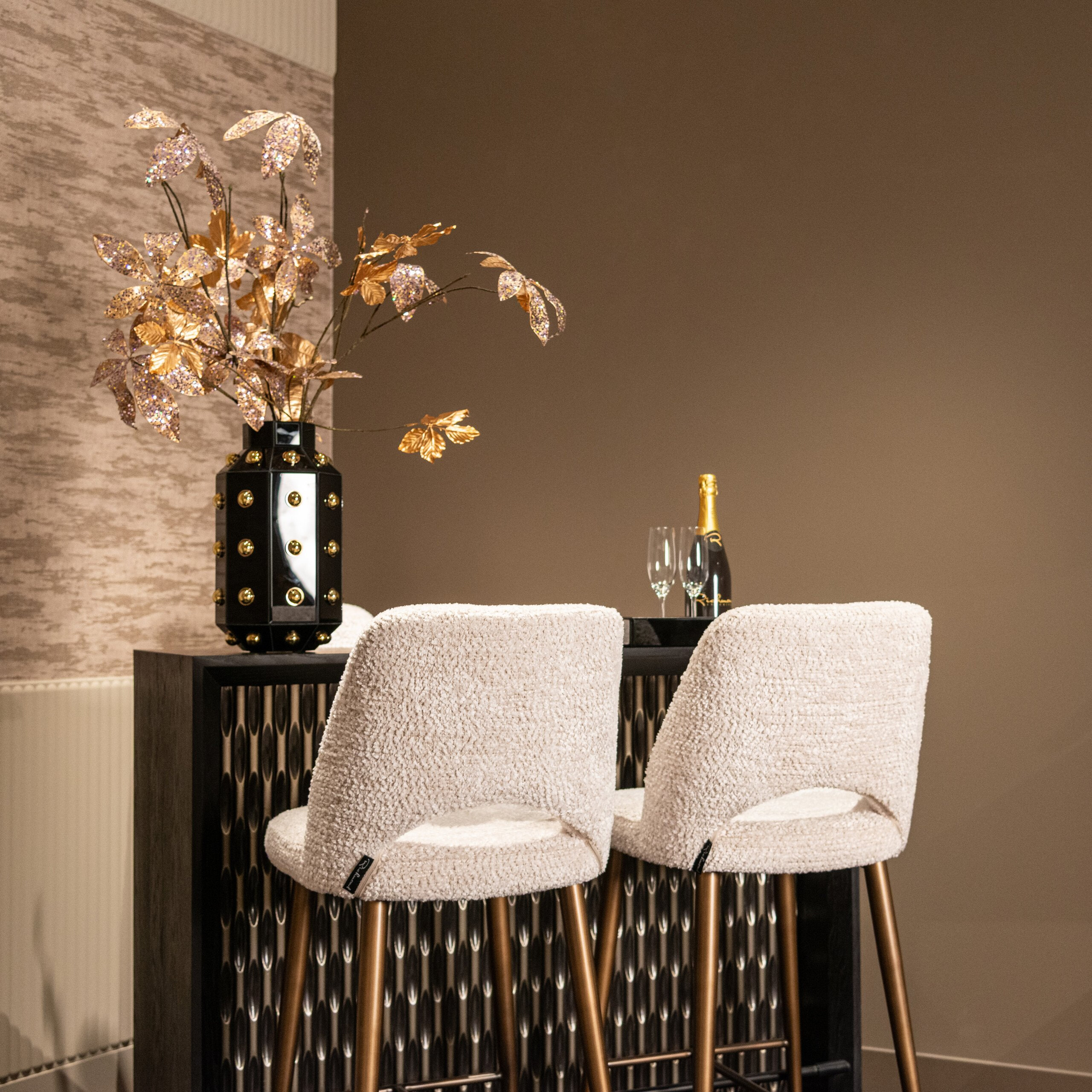 Richmond Barstoel 'Delphine' Chenille, kleur Crème (zithoogte 76cm)