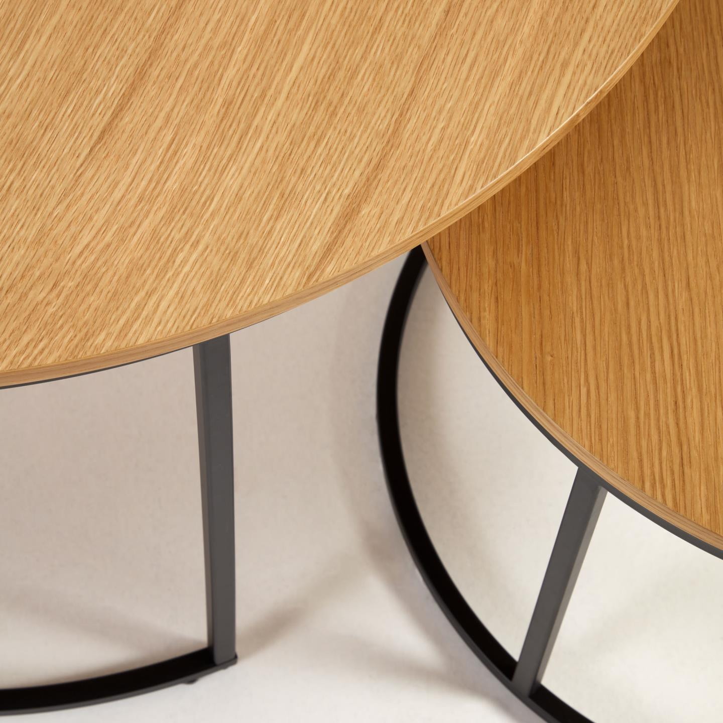 Kave Home Ronde Bijzettafel 'Yoana' Eiken en metaal, Set van 2 stuks, kleur Zwart