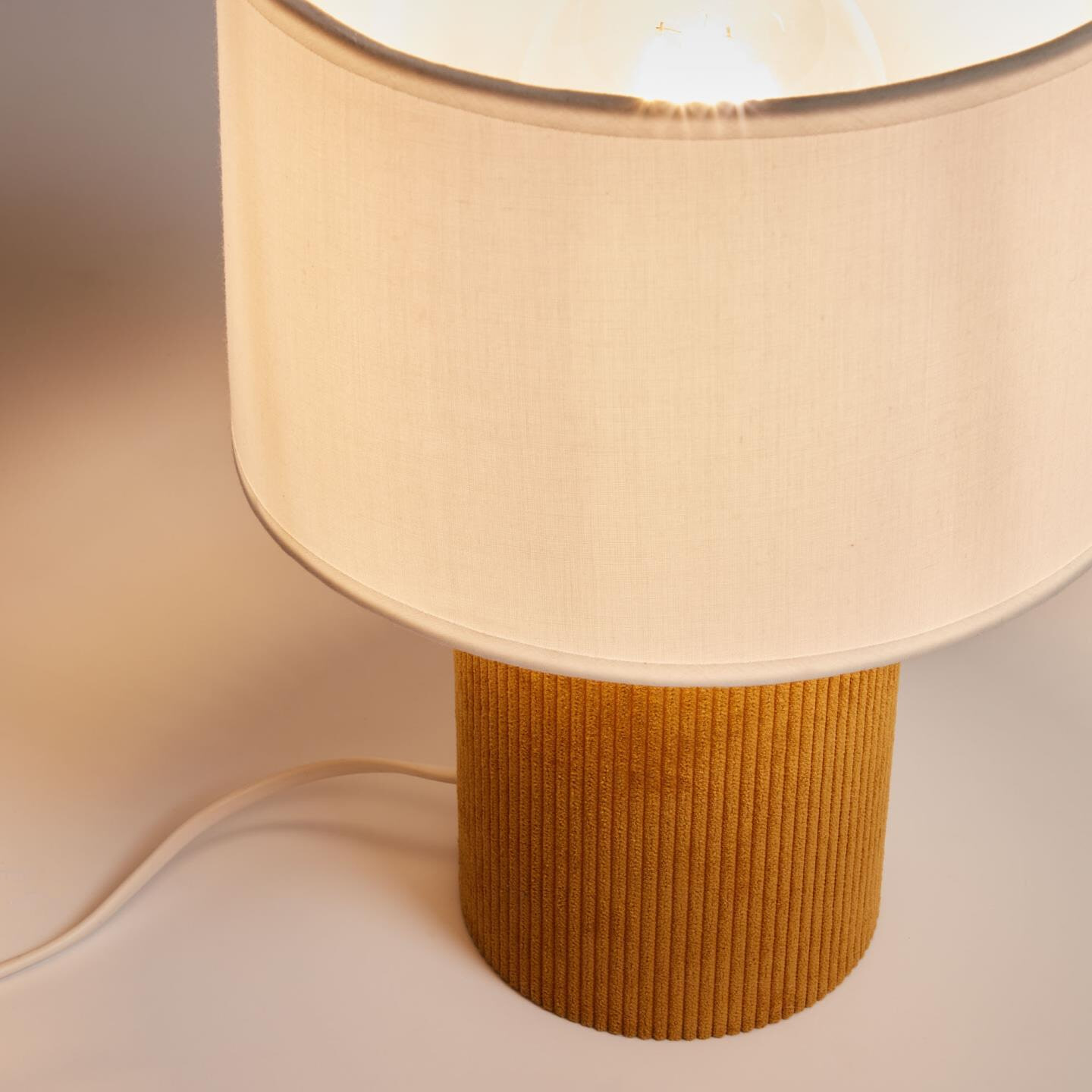 Kave Home Tafellamp 'Bianella' Corduroy, kleur Mosterdgeel