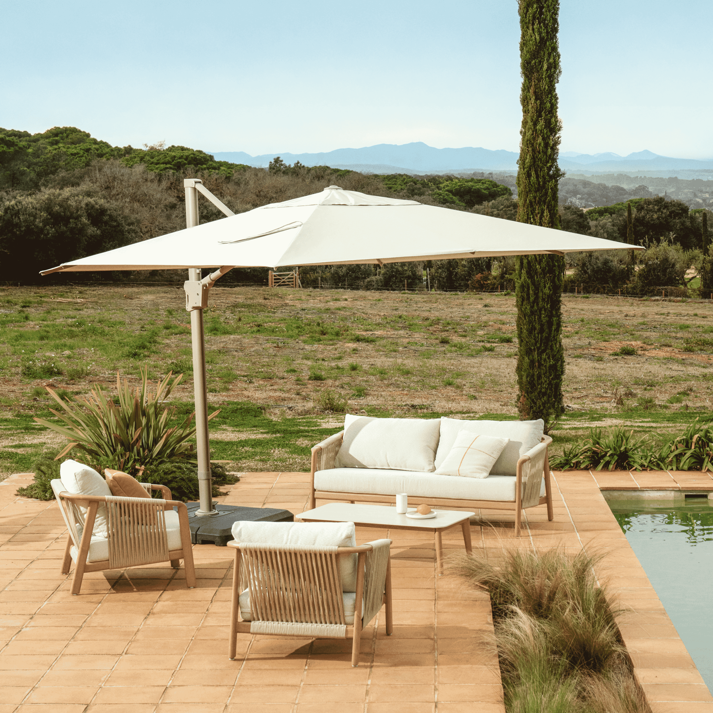 Kave Home Loungeset 'Sirte' Met 3-zitsbank, 2 fauteuils en tafel, kleur Ecru/Houtlook