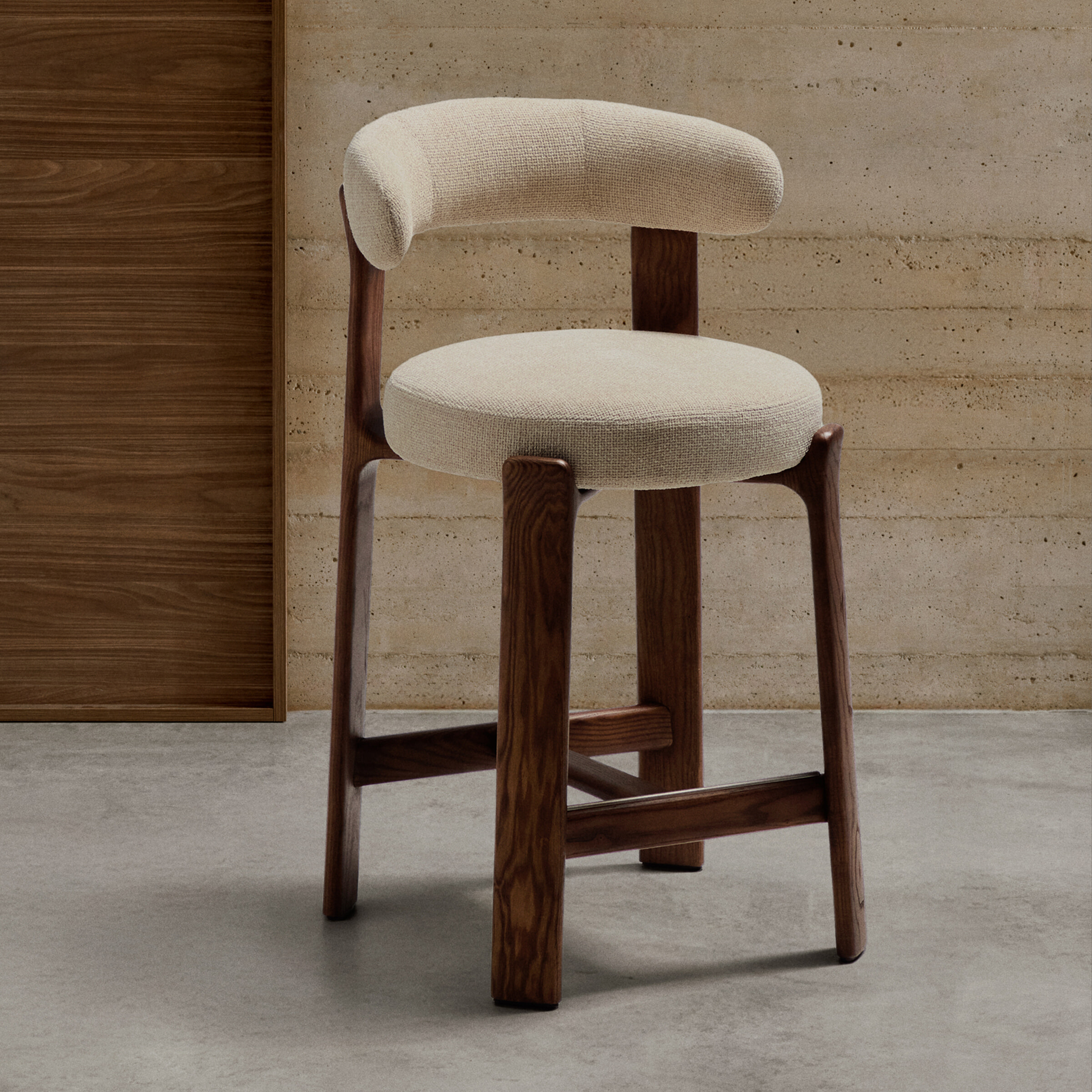 Kave Home Barkruk 'Granite' Chenille en bruin essenhout (zithoogte 65cm)