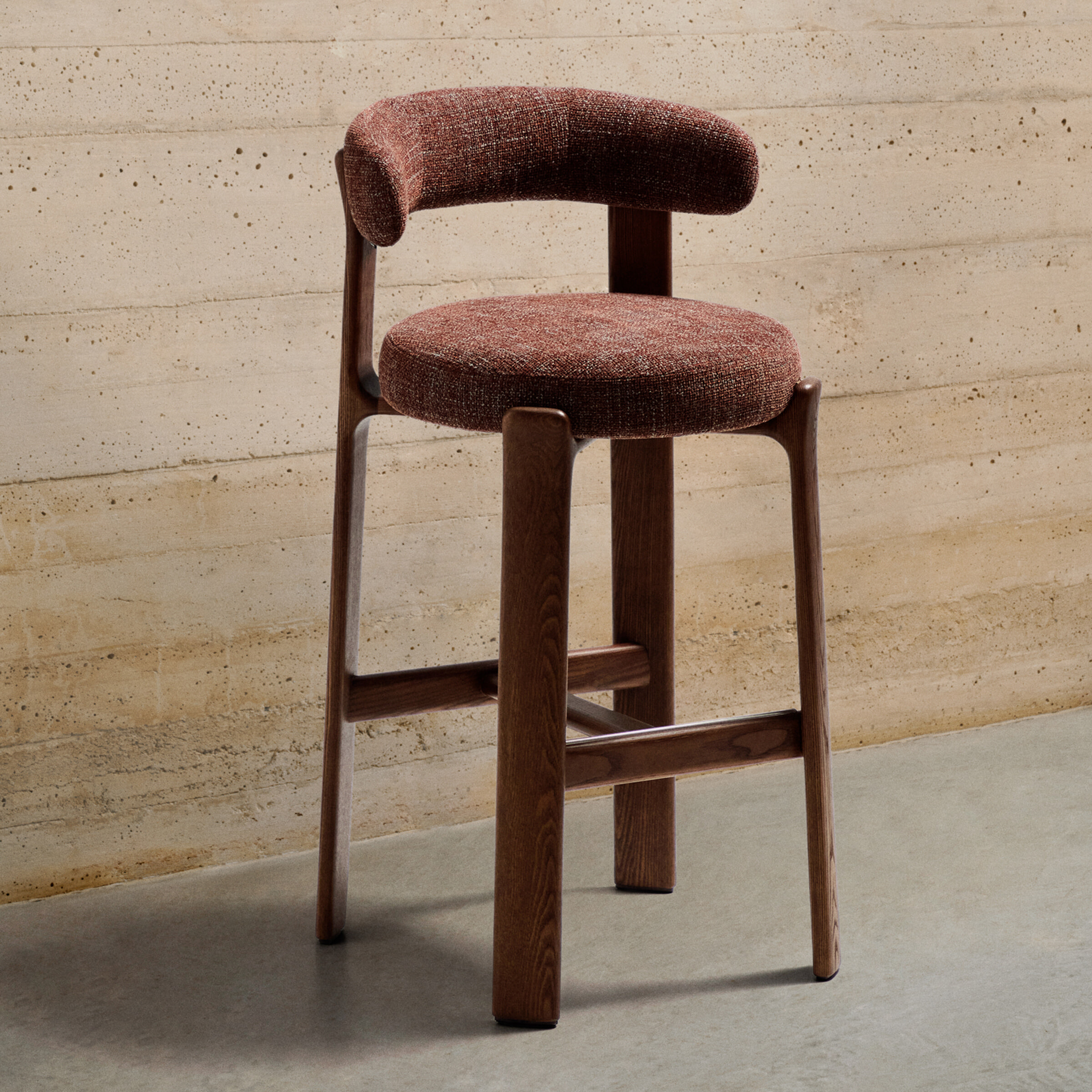 Kave Home Barkruk 'Granite' Chenille en bruin essenhout (zithoogte 75cm)