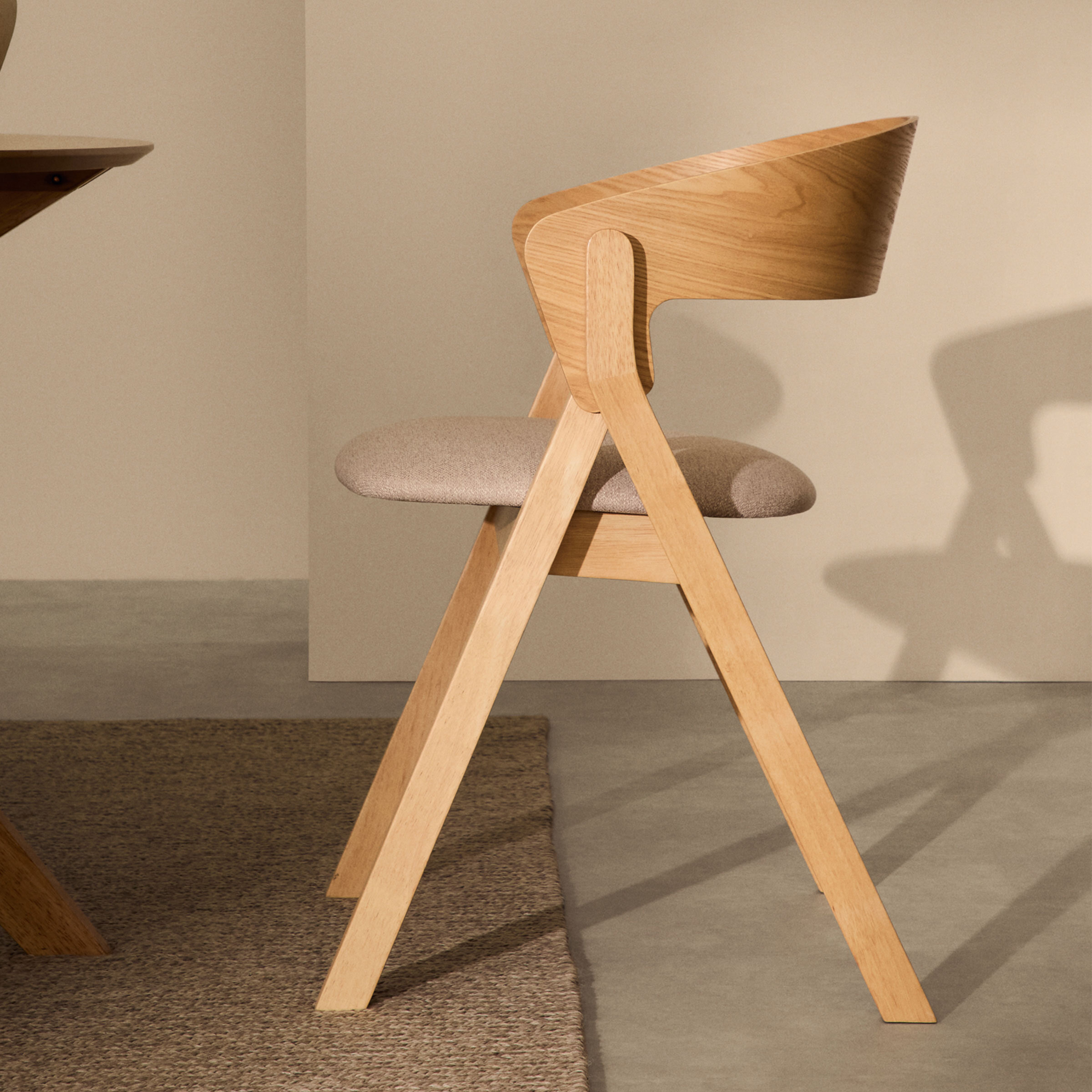 Kave Home Eetkamerstoel 'Godia' Chenille en hout, kleur Beige/Naturel