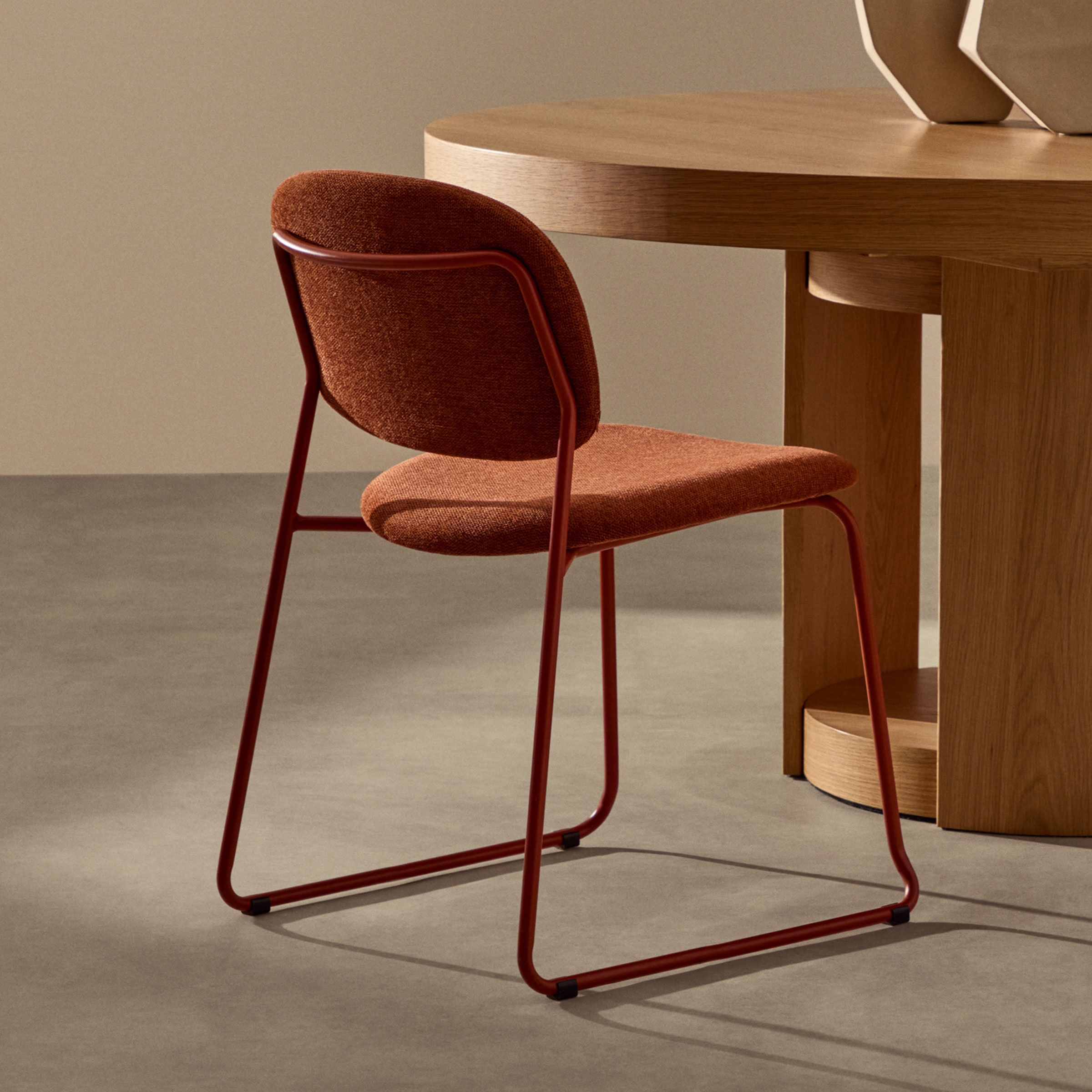 Kave Home Eetkamerstoel 'Meli' Chenille, kleur Terracotta
