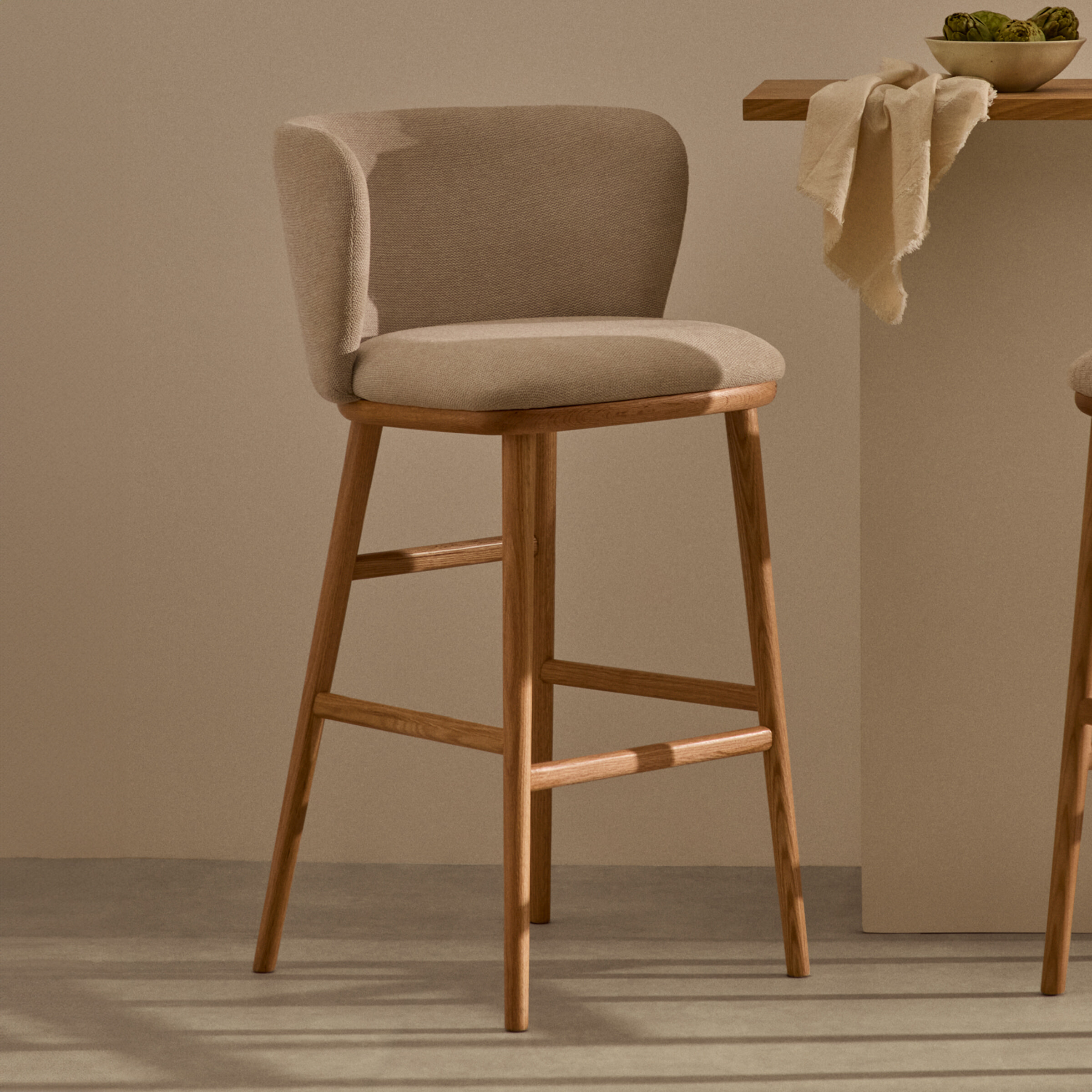 Kave Home Barkruk 'Ciselia' Chenille, kleur Beige (zithoogte 65cm)