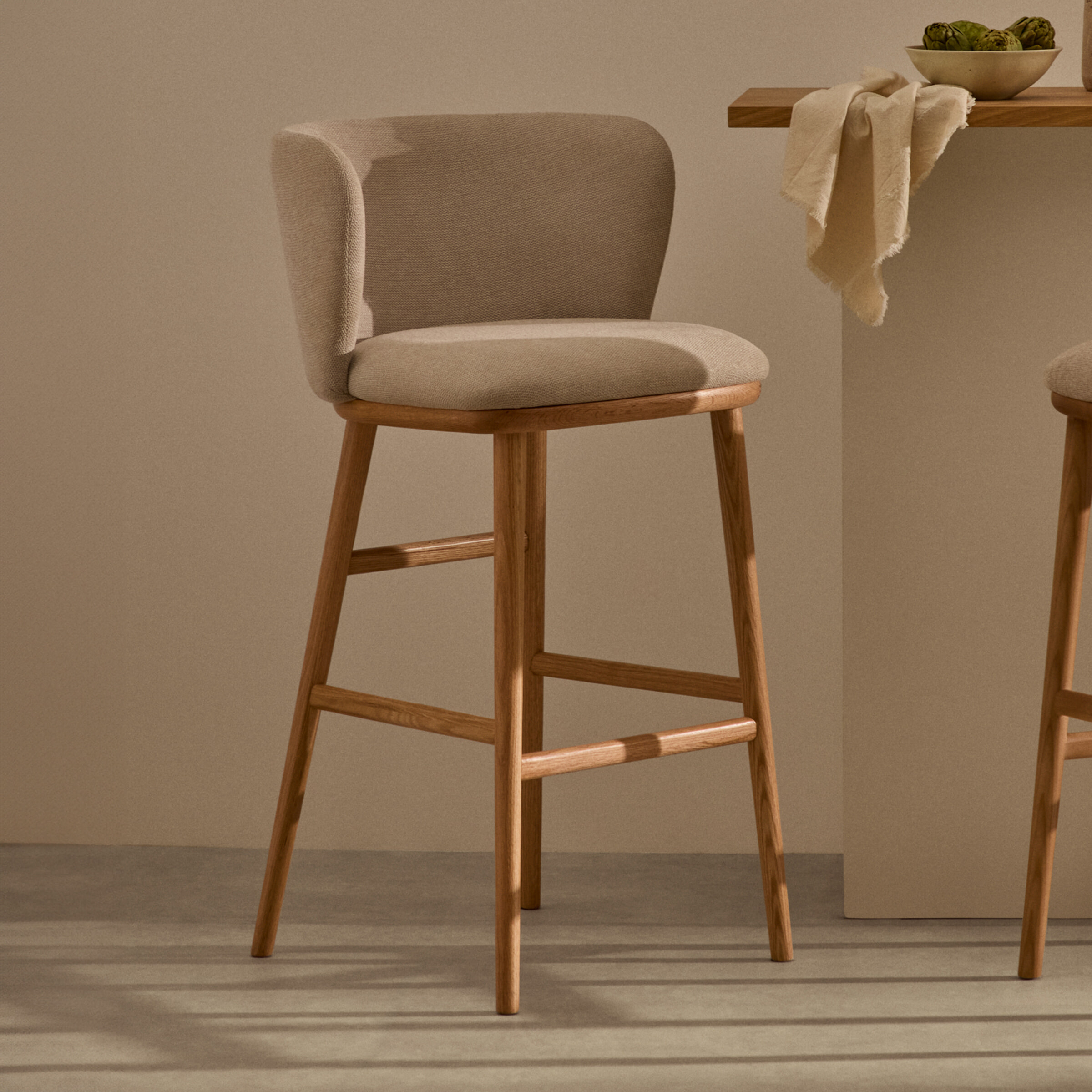 Kave Home Barkruk 'Ciselia' Chenille en essenhout (zithoogte 75cm)