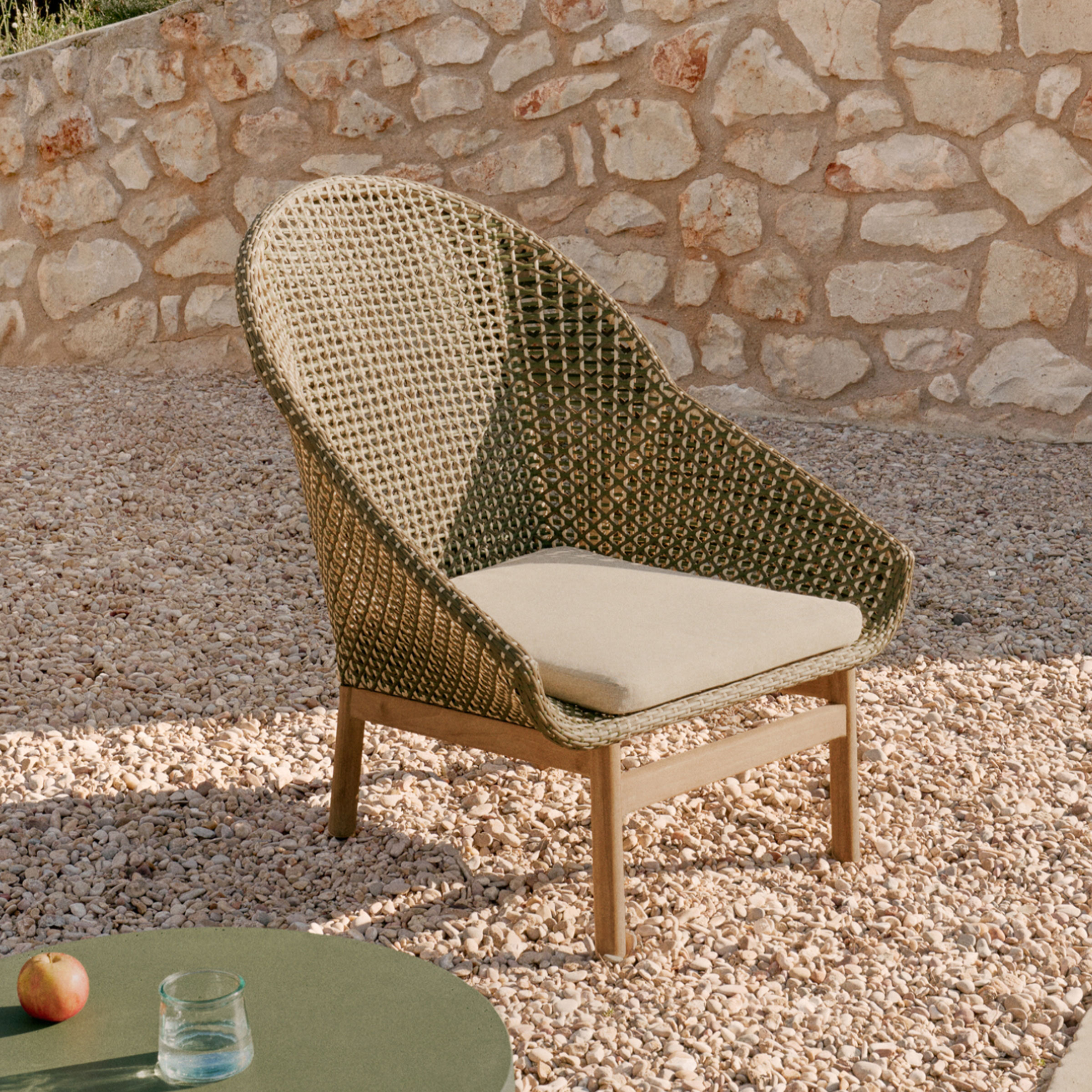 Kave Home Outdoor Fauteuil Olbia Met hoge rug, Rattan en Teakhout - Groen