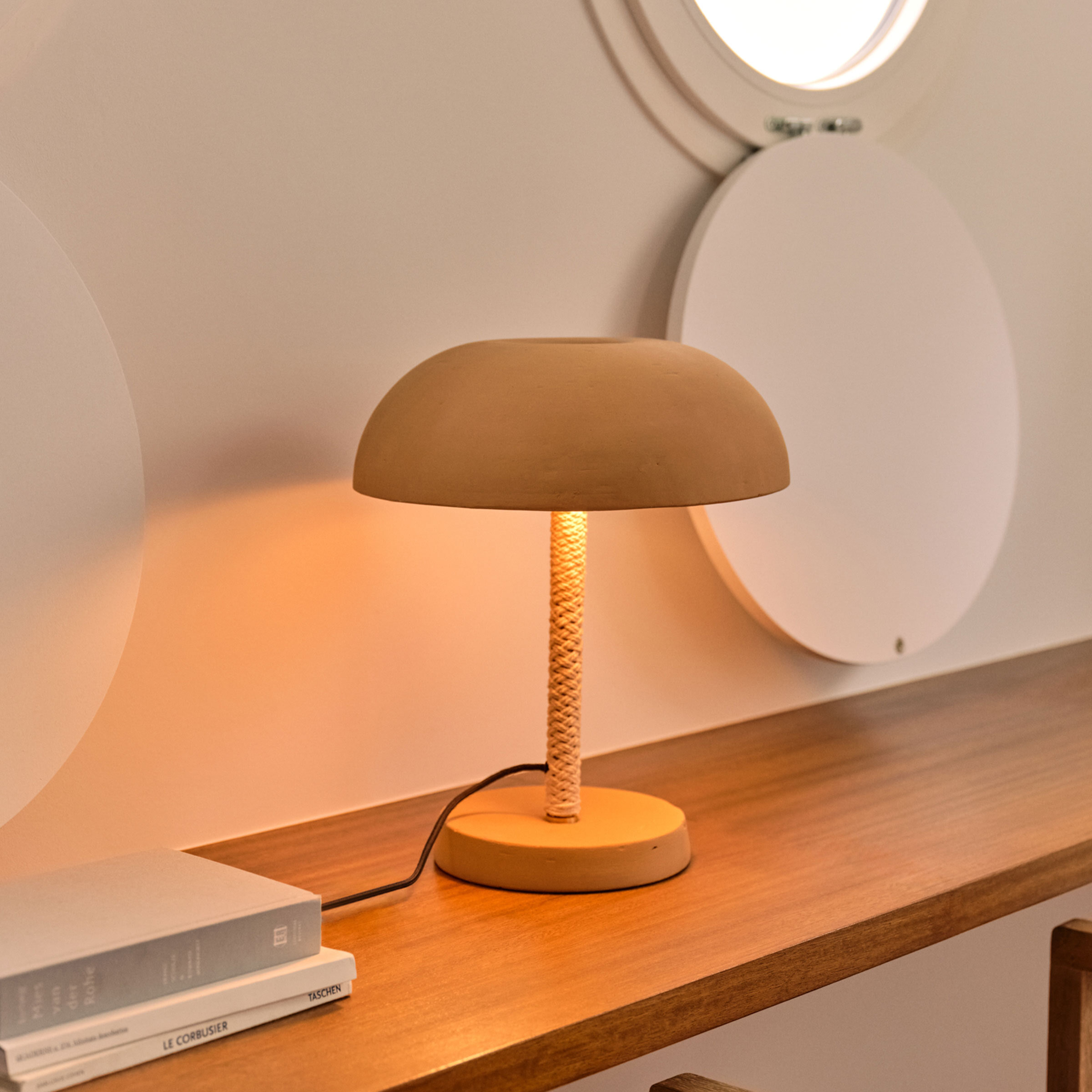 Kave Home Tafellamp Arinda Terracotta en touw - Bruin