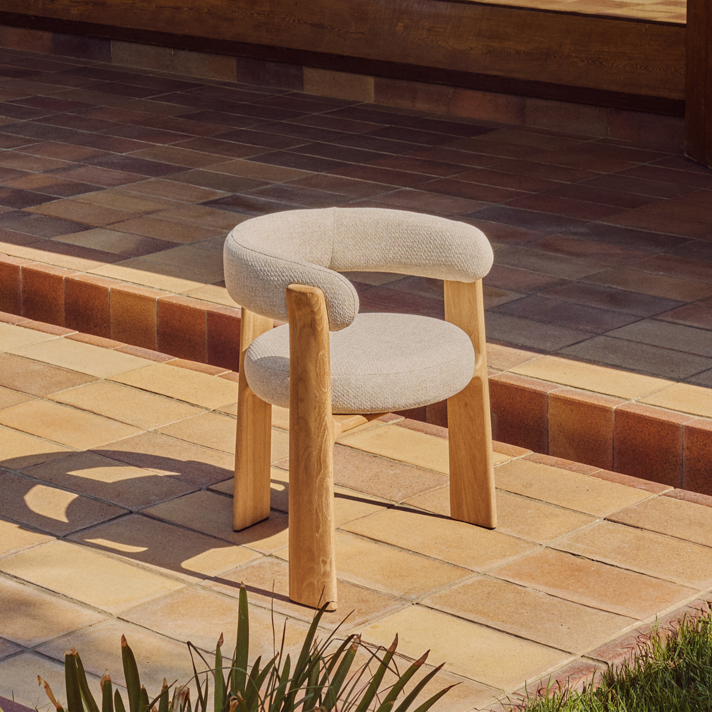 Kave Home Outdoor Eetkamerstoel 'Granite' Chenille en teakhout, kleur Beige