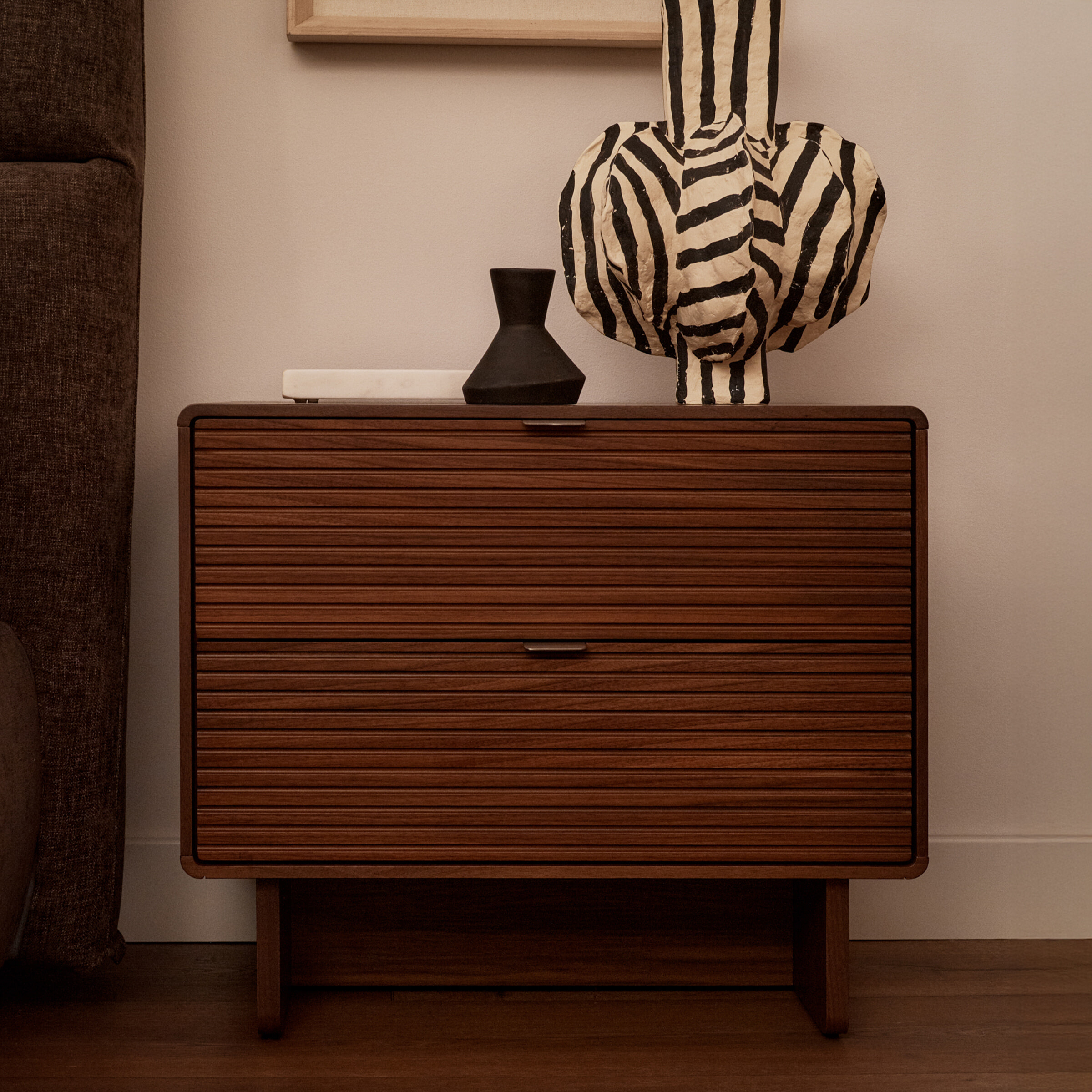 Kave Home Nachtkastje 'Norlen' Walnootfineer, Met 2 laden