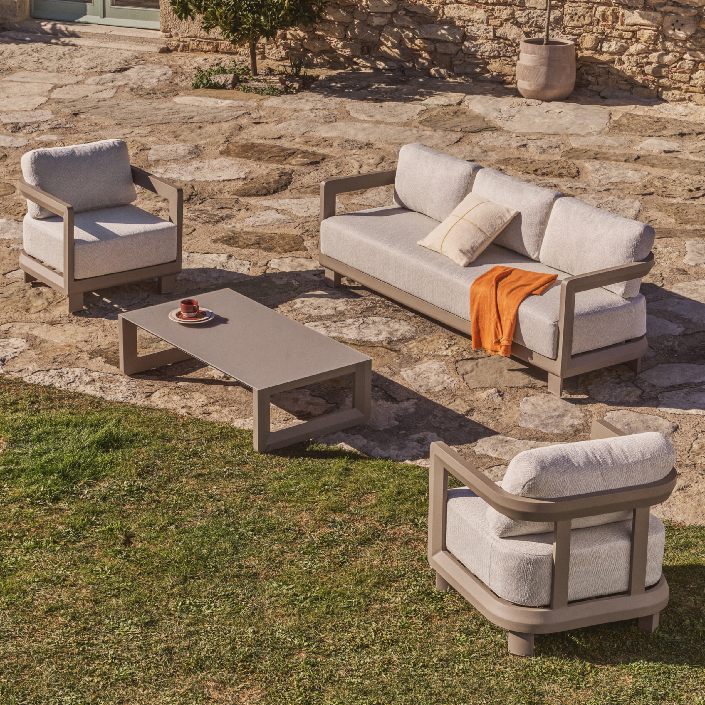 Kave Home Loungeset 'Nerano' Met 3-zitsbank, 2 fauteuils en salontafel