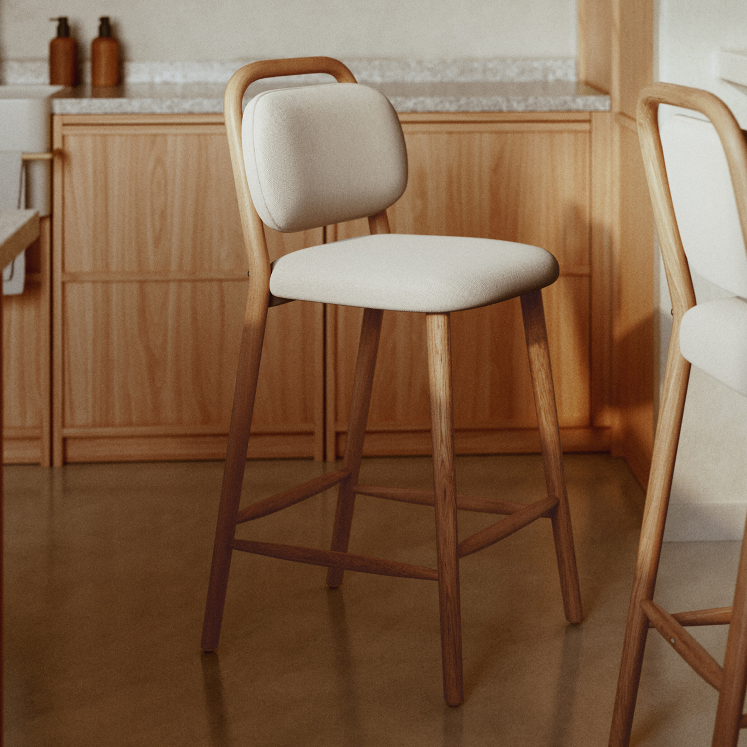 Kave Home Barkruk 'Helda' Chenille en eikenhout (zithoogte 66cm)