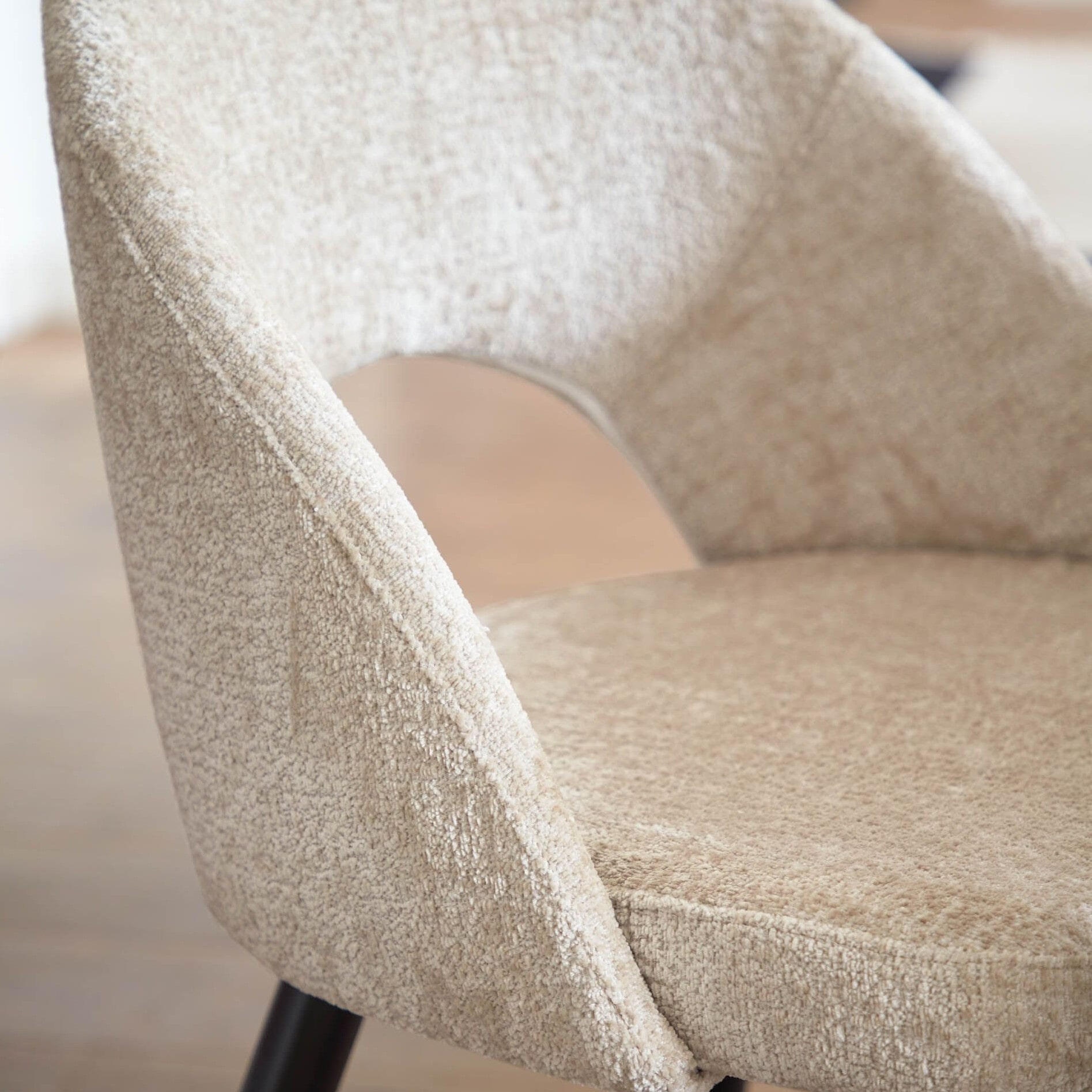 Kave Home Eetkamerstoel 'Mael' Chenille, kleur Beige