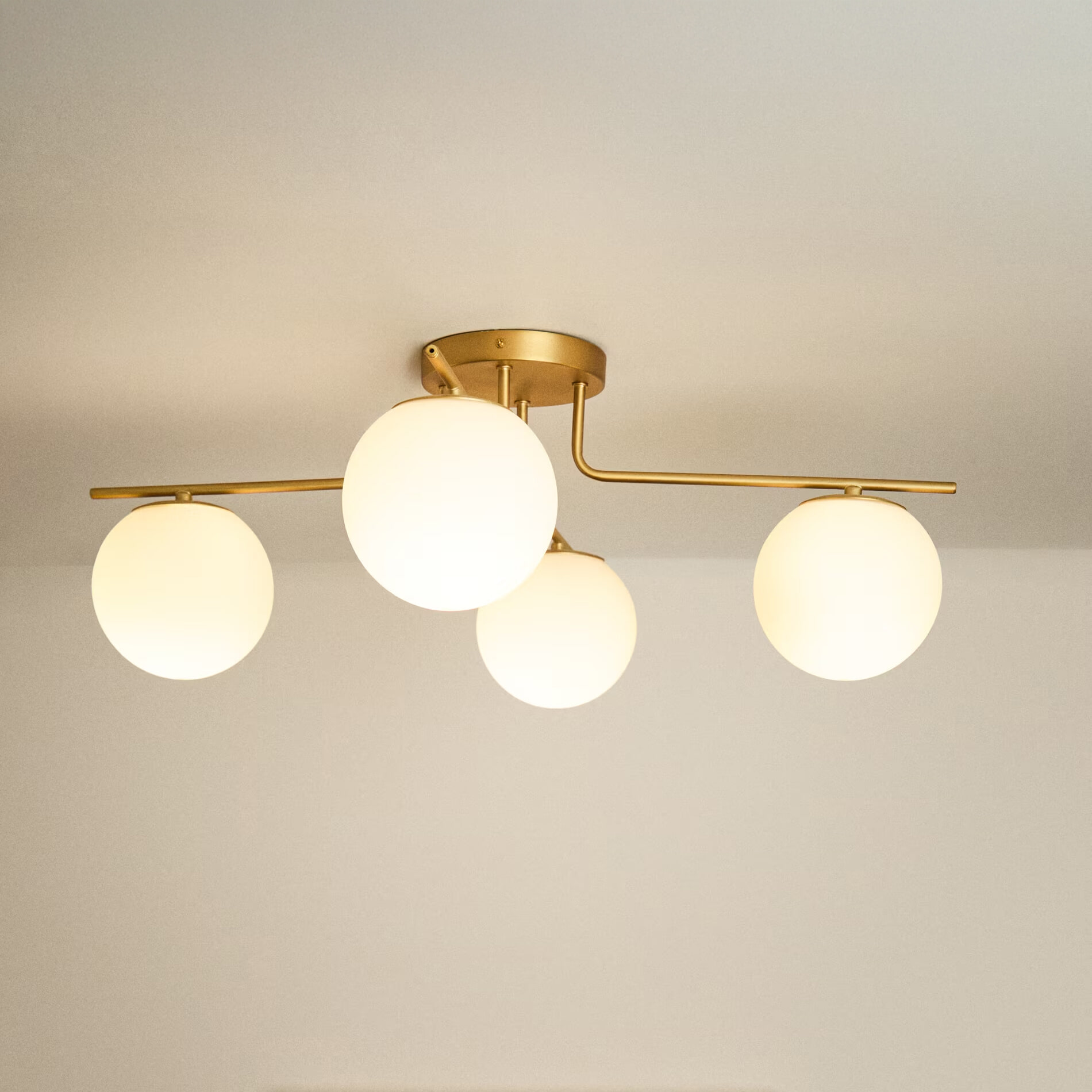 Kave Home Plafondlamp 'Brisia' Glas en messing, 4-lamps