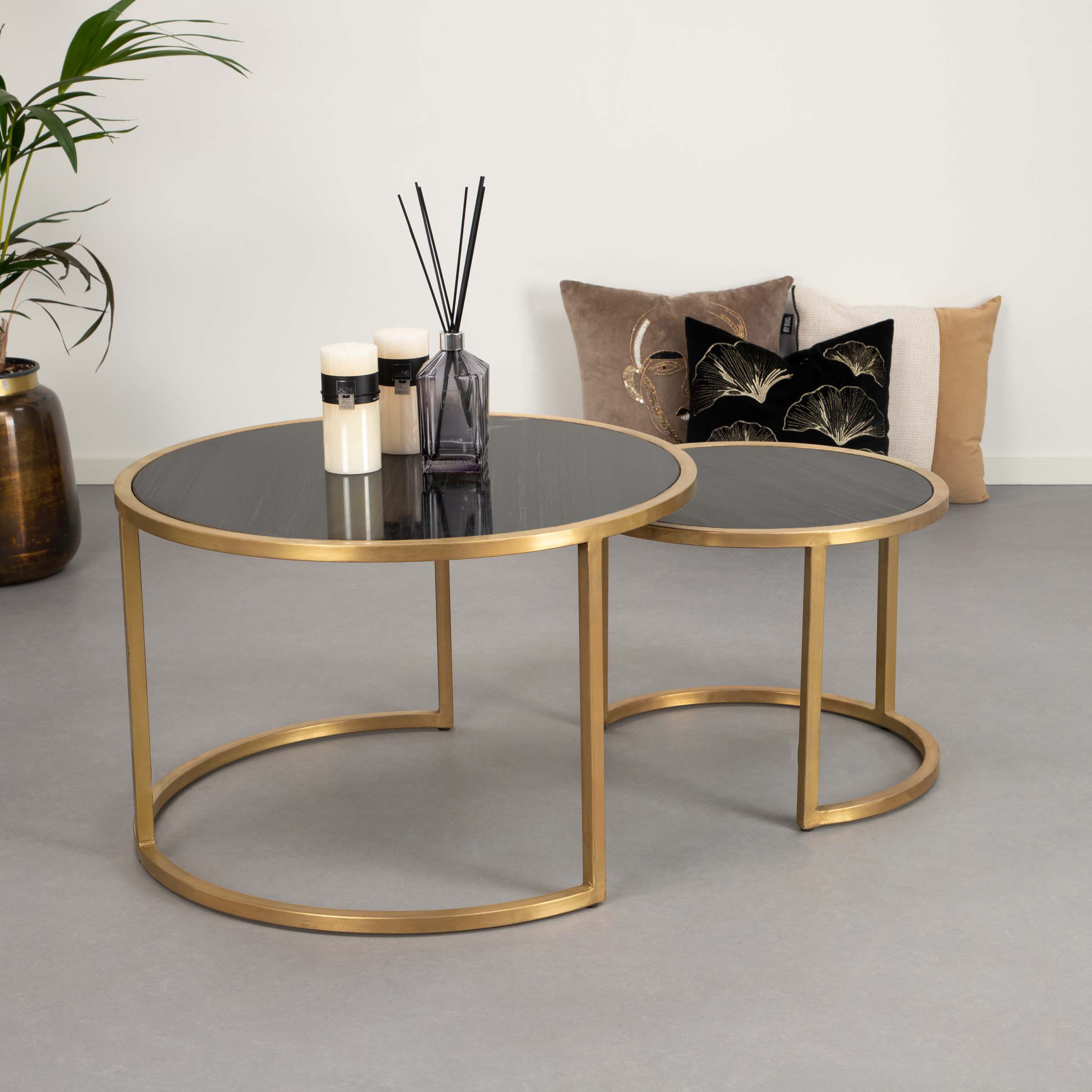 Ronde Salontafel 'Jamie' Zwart Marmer en Goud, Set van 2 stuks Ronde Salontafel 'Jamie' Zwart Marmer en Goud, Set van 2 stuks
