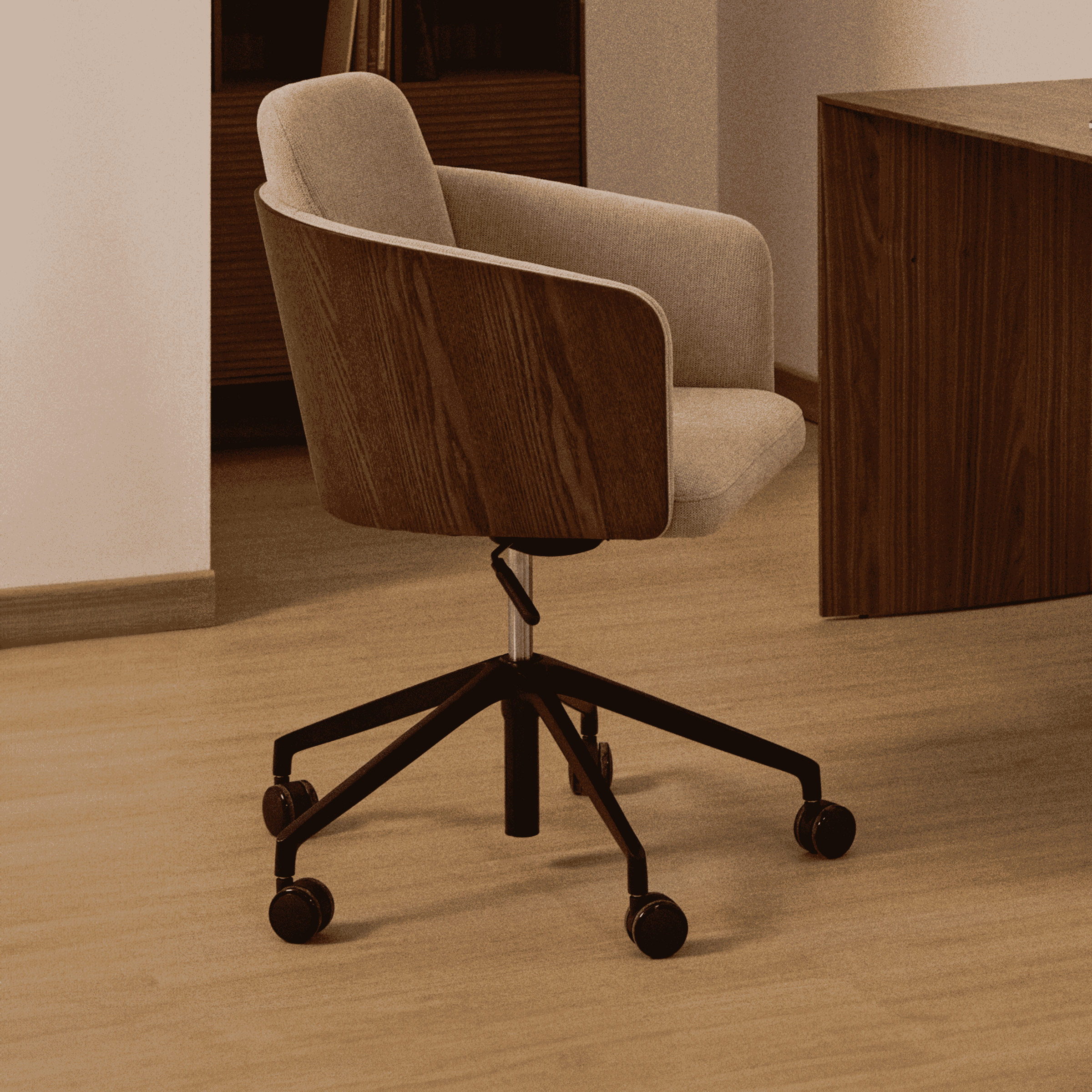 Kave Home Bureaustoel 'Madai' Chenille en essen, kleur Bruin