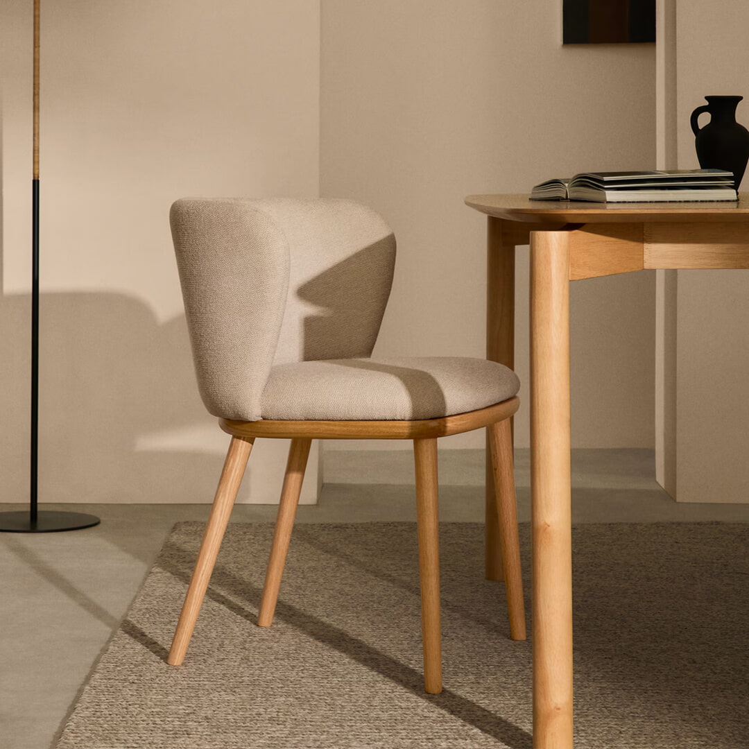 Kave Home Eetkamerstoel 'Ciselia' Chenille en essenhout