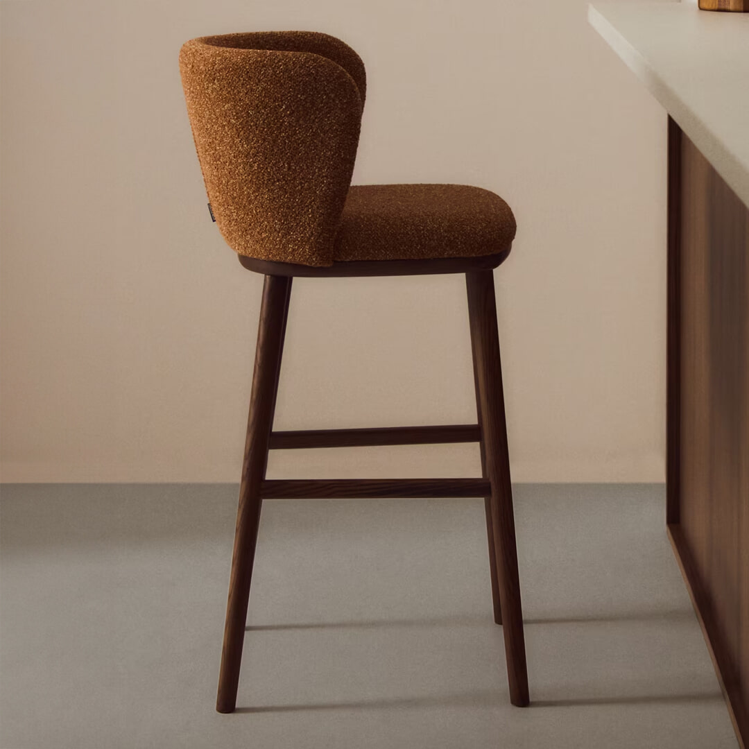 Kave Home Barkruk 'Ciselia' Chenille en Walnoot (zithoogte 75cm)