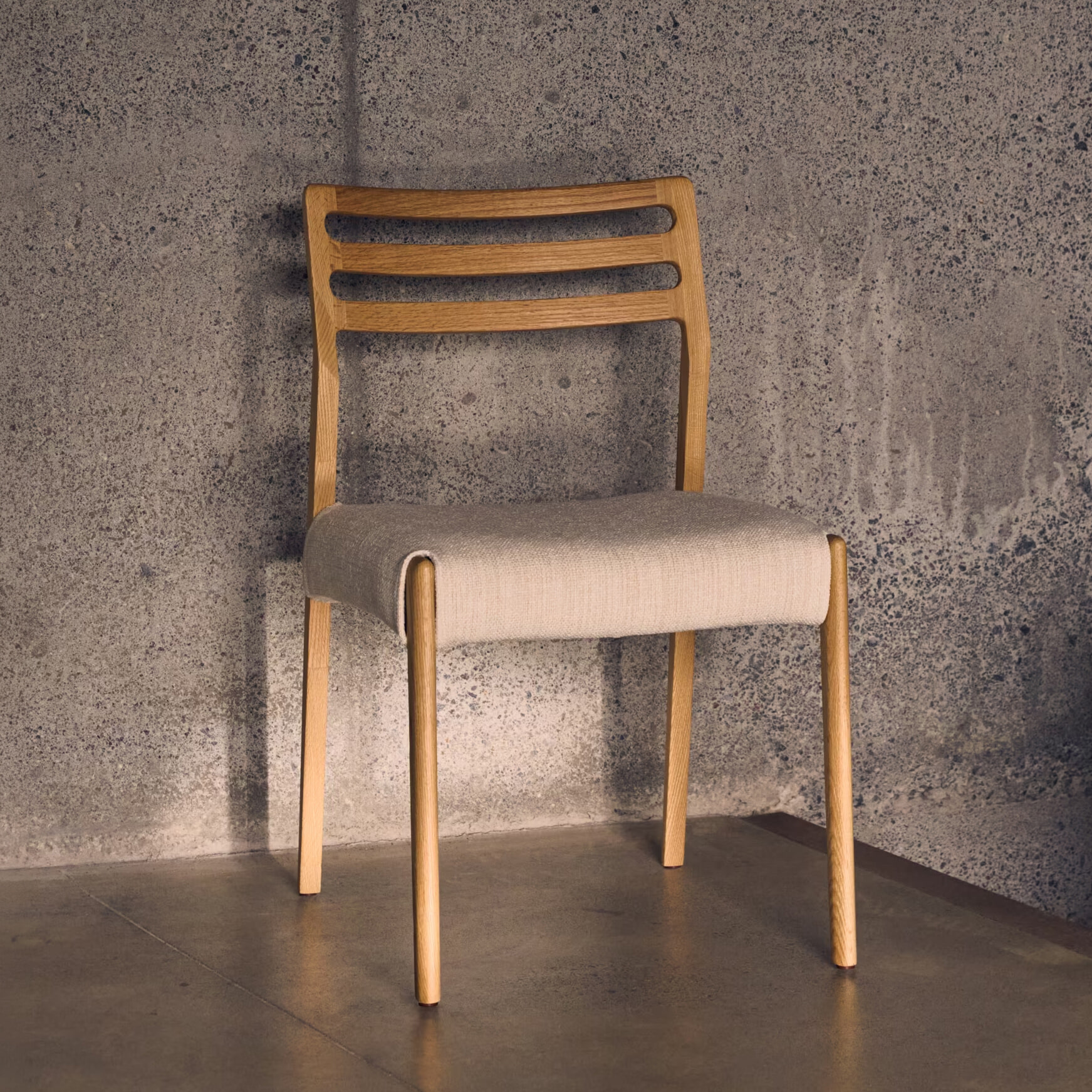 Kave Home Eetkamerstoel 'Cudia' Eikenhout en chenille, kleur Naturel