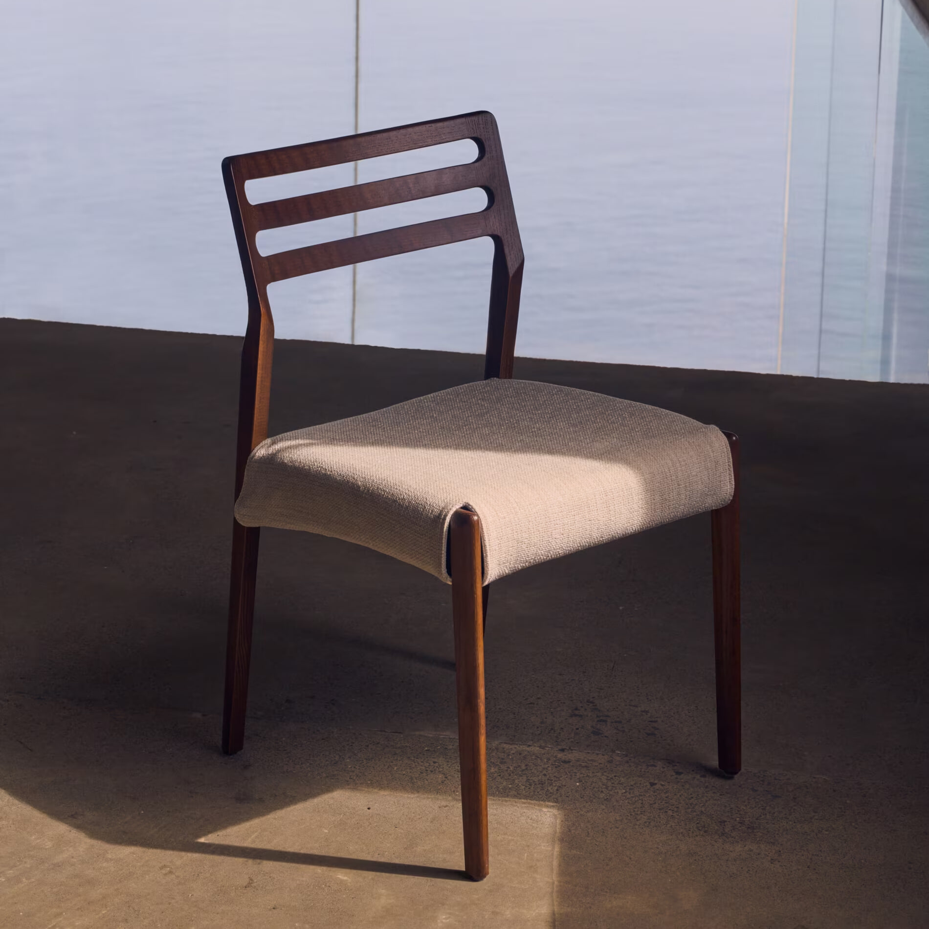 Kave Home Eetkamerstoel 'Cudia' Eikenhout en chenille