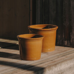 Kave Home Plantenpot 'Presili' Set van 2 stuks, Terracotta, kleur Mosterdgeel
