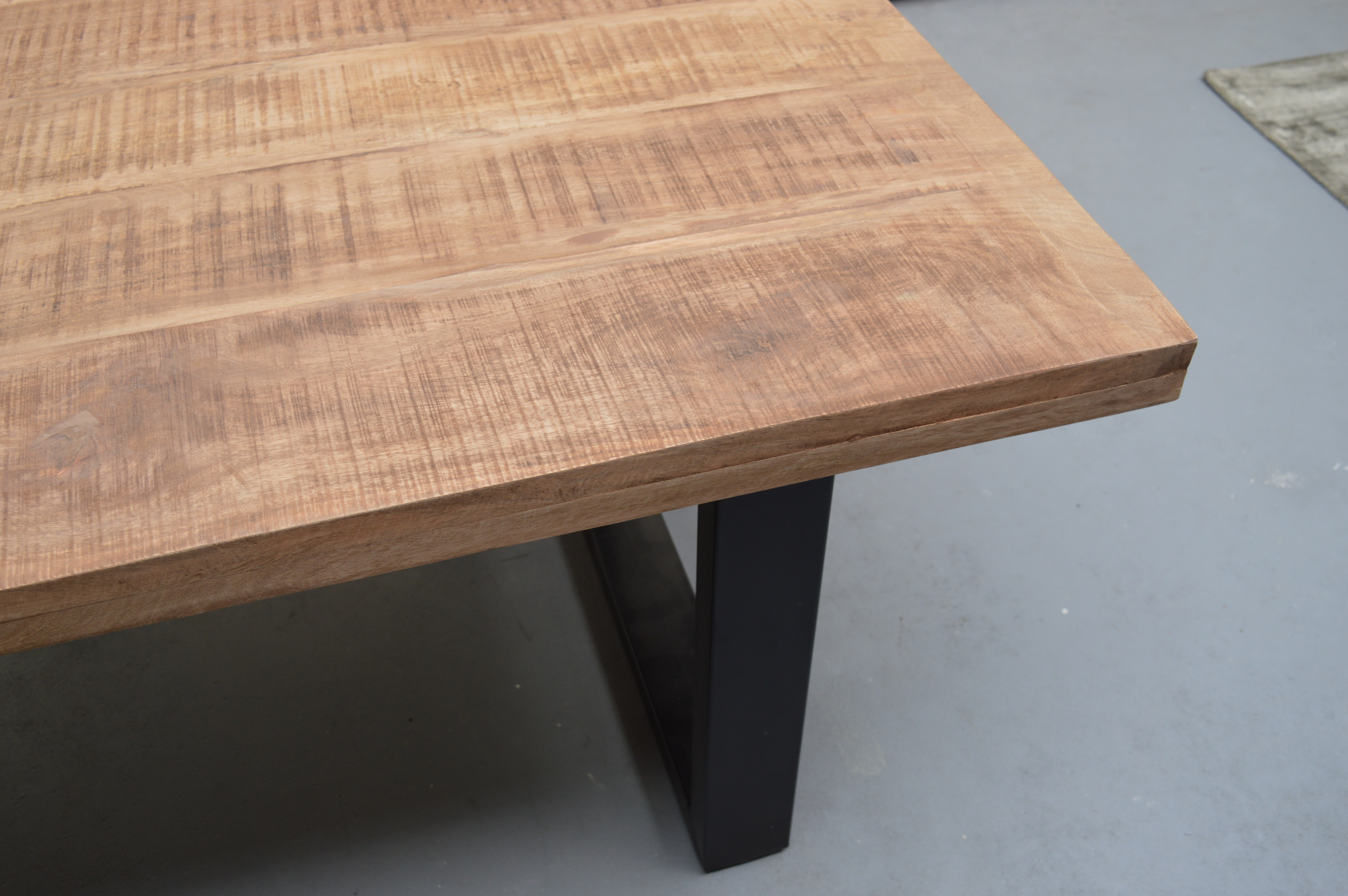 Brix Eettafel 'Sturdy' Boomstam, Mangohout en staal, 160 x 90cm