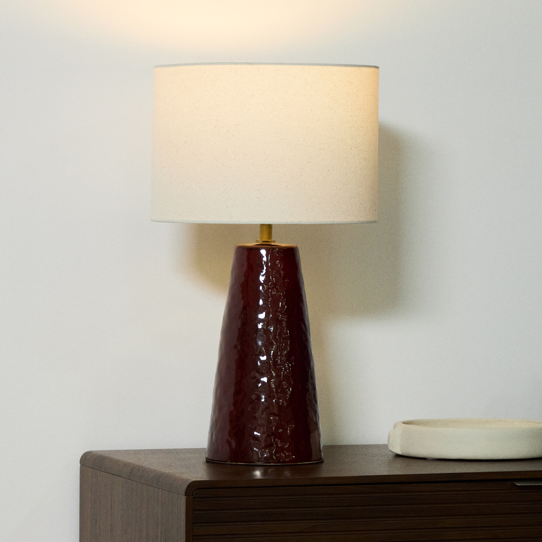 Kave Home Tafellamp 'Drava' Keramiek, kleur Donkerrood