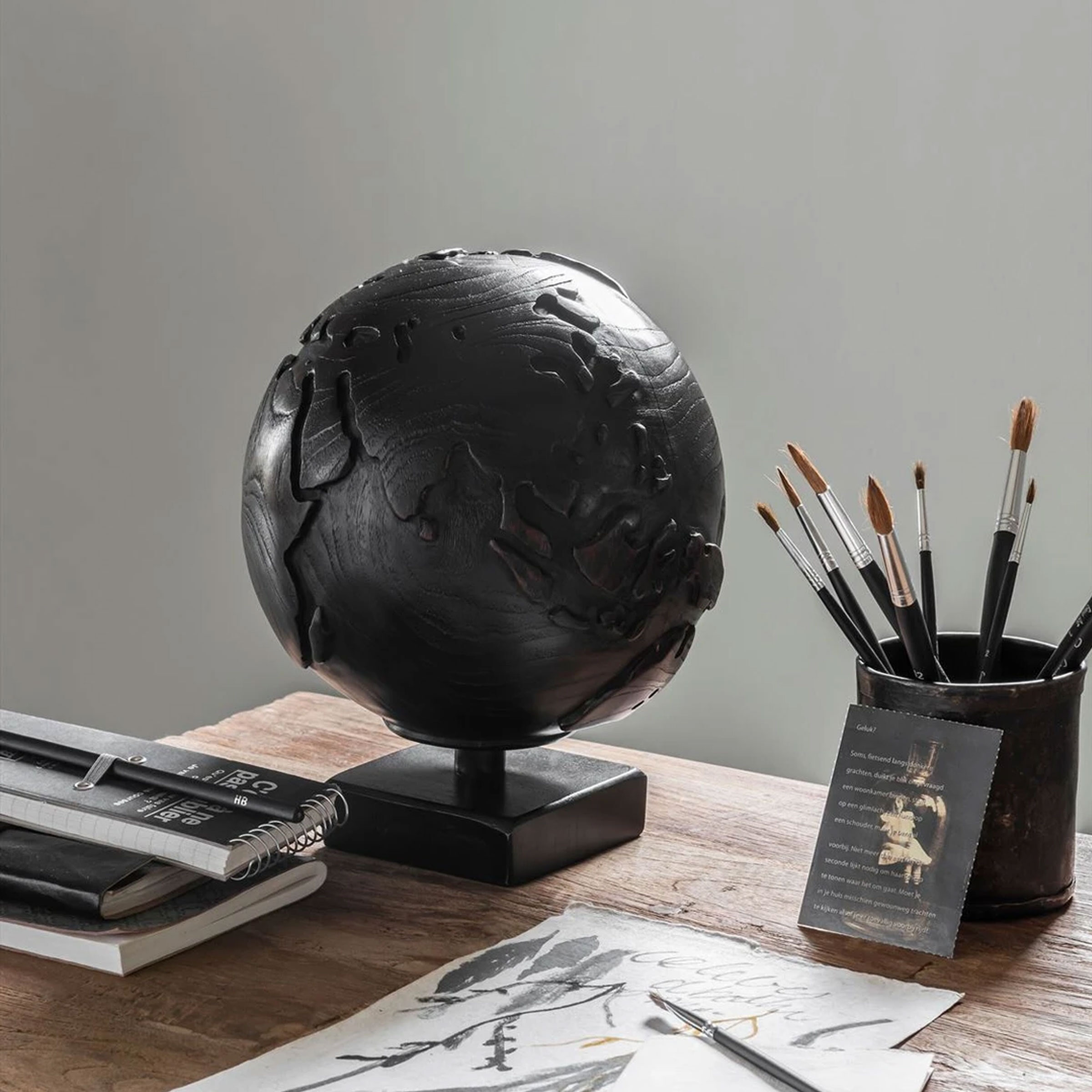 MUST Living Decoratie 'Wereldbol' Teakhout, kleur Zwart