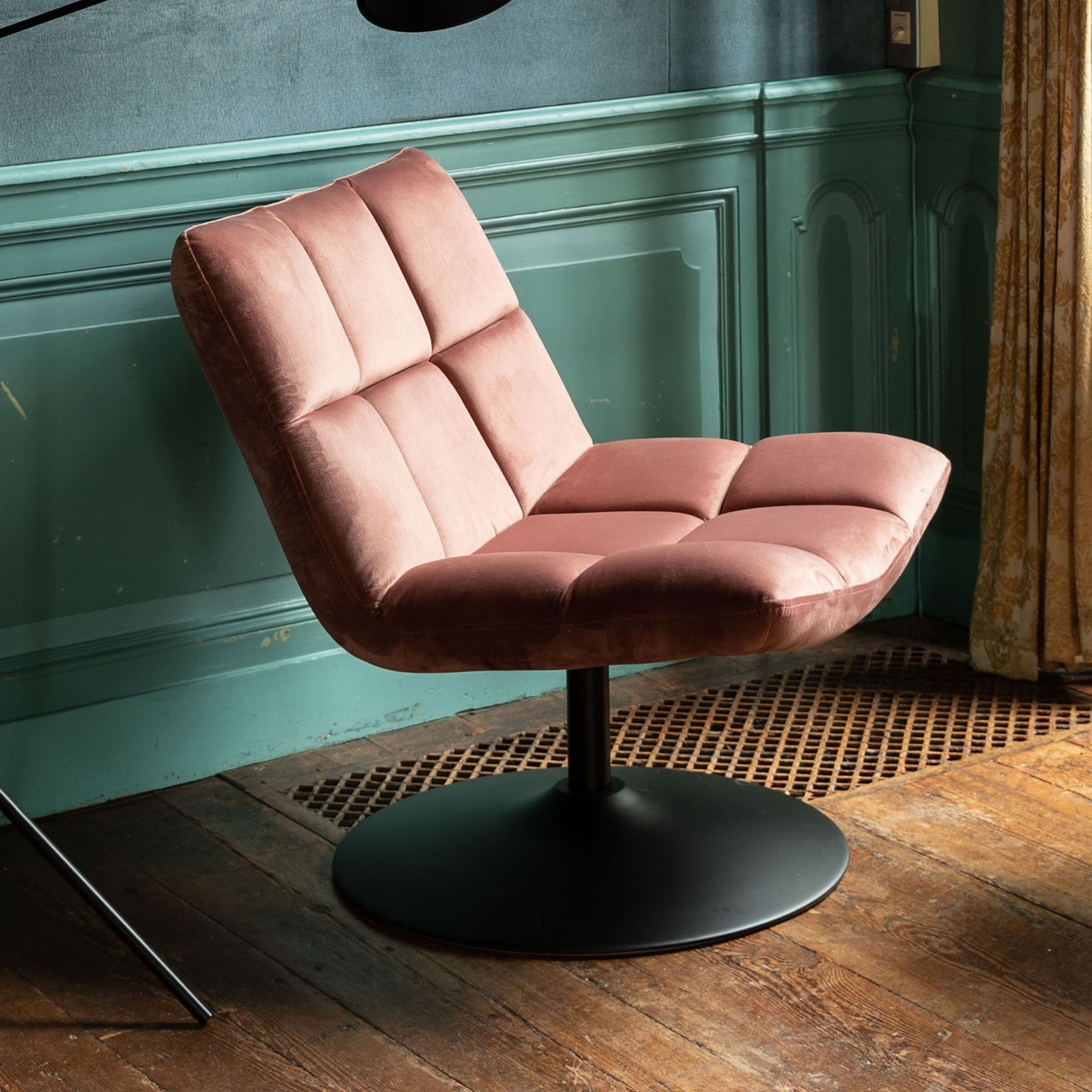 Dutchbone Fauteuil 'Bar' Velvet, kleur Roze Dutchbone Fauteuil 'Bar' Velvet, kleur Roze