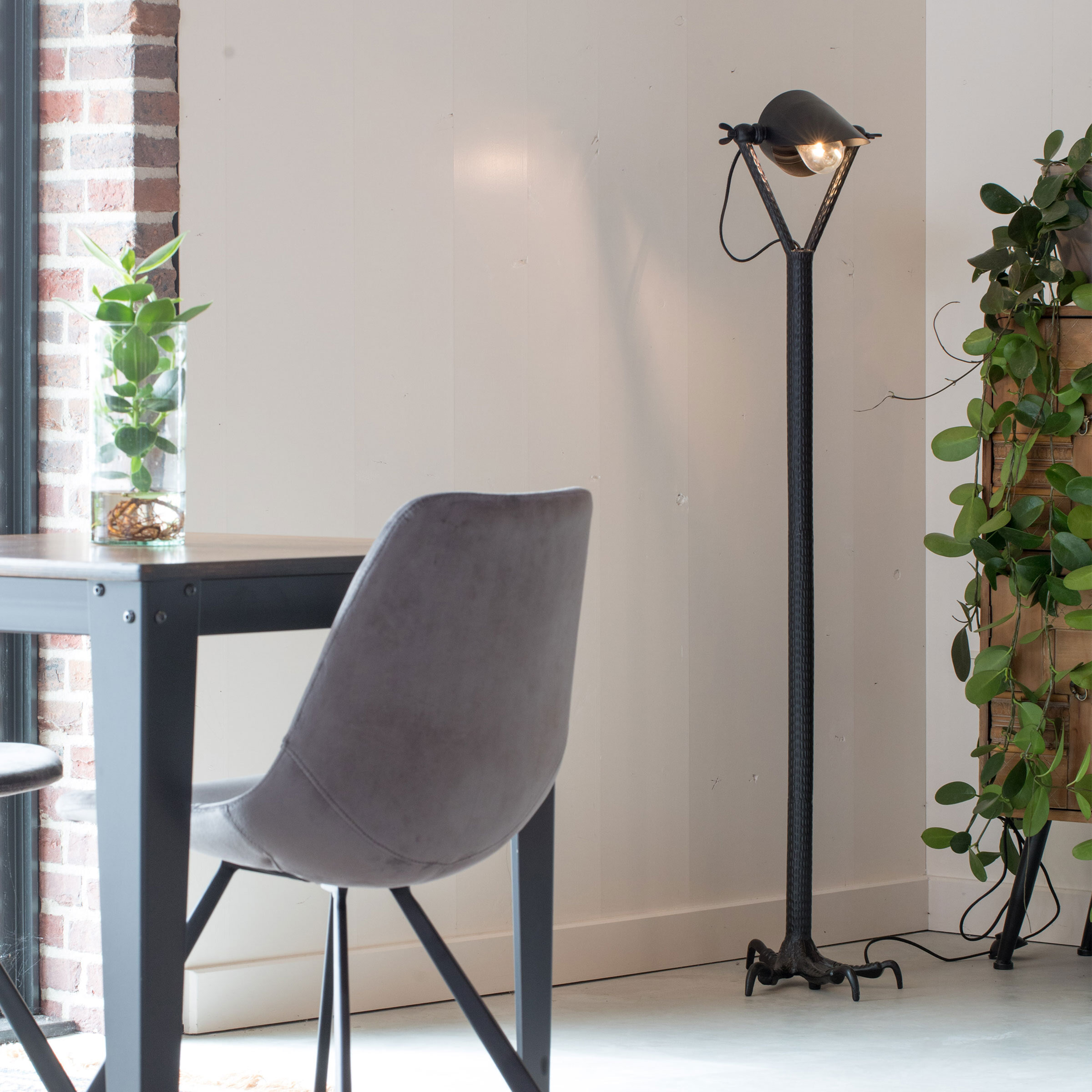 Dutchbone Vloerlamp 'Falcon' 137cm, kleur Zwart Dutchbone Vloerlamp 'Falcon' 137cm, kleur Zwart