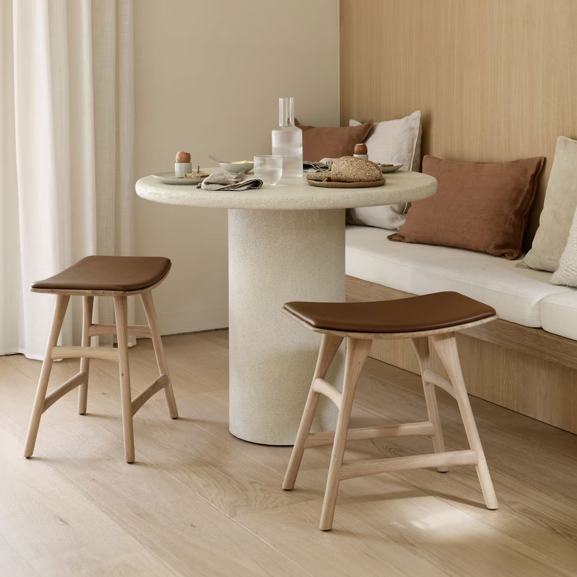 Ethnicraft Ronde Bistrotafel/Eetafel 'Elements' Microcement, kleur Off White